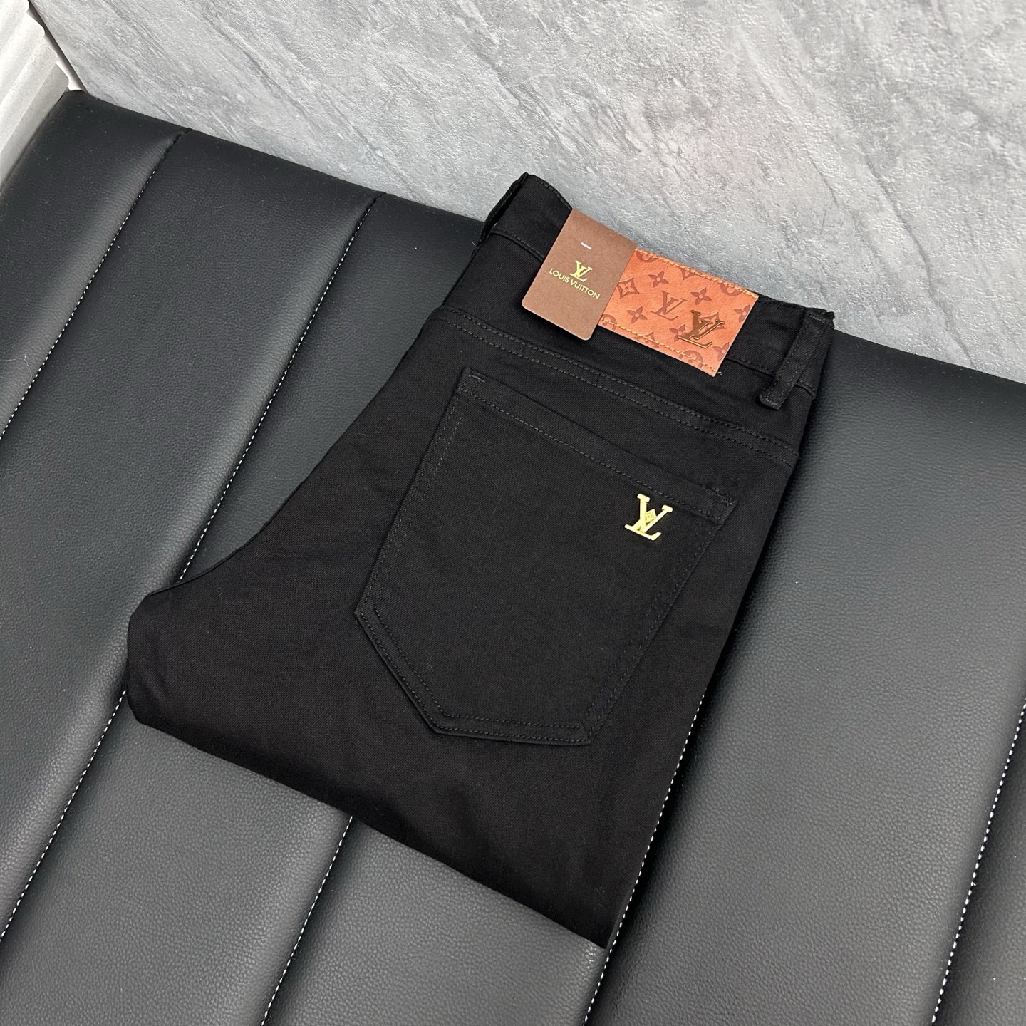 LV高仿黑色金標LOGO牛仔褲 修身剪裁通勤百搭褲款推薦｜歐美奢侈品精品推薦