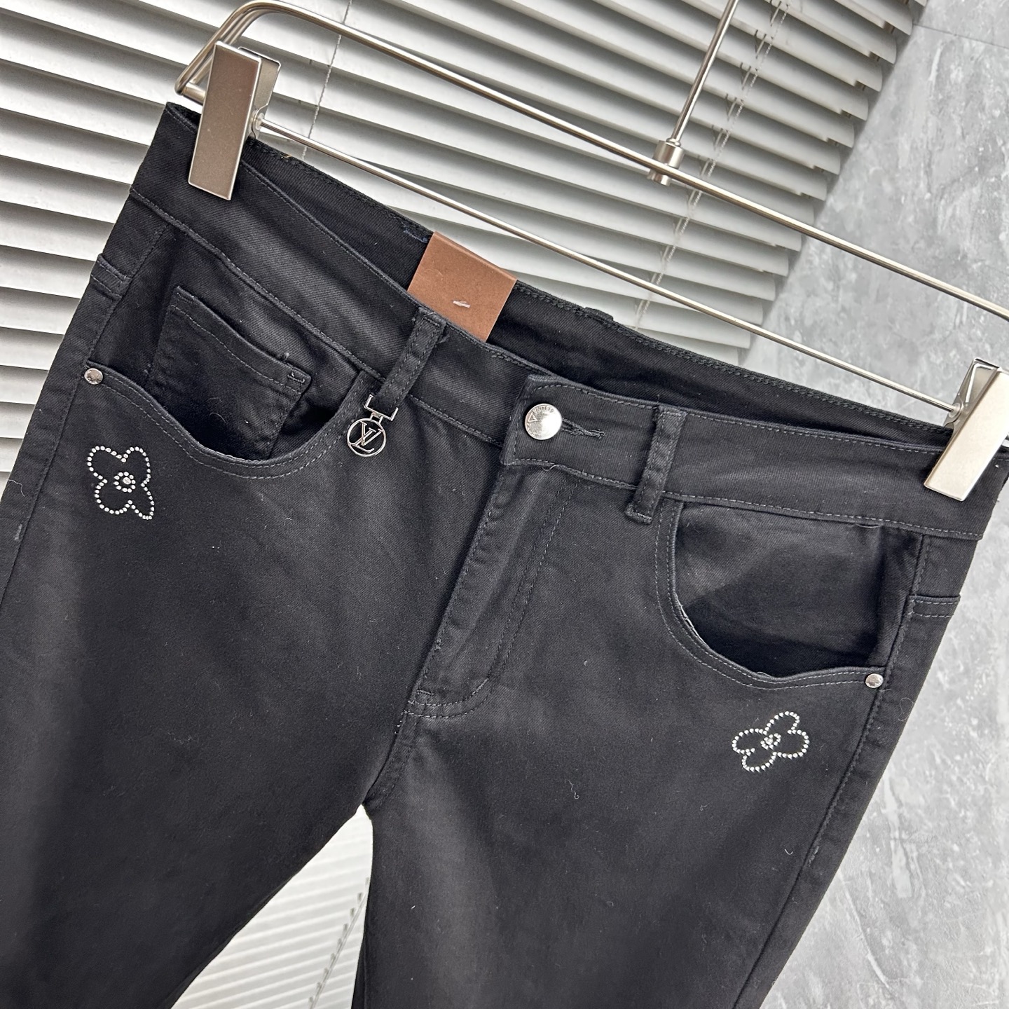 LV高仿黑色金標LOGO牛仔褲 修身剪裁通勤百搭褲款推薦｜歐美奢侈品精品推薦