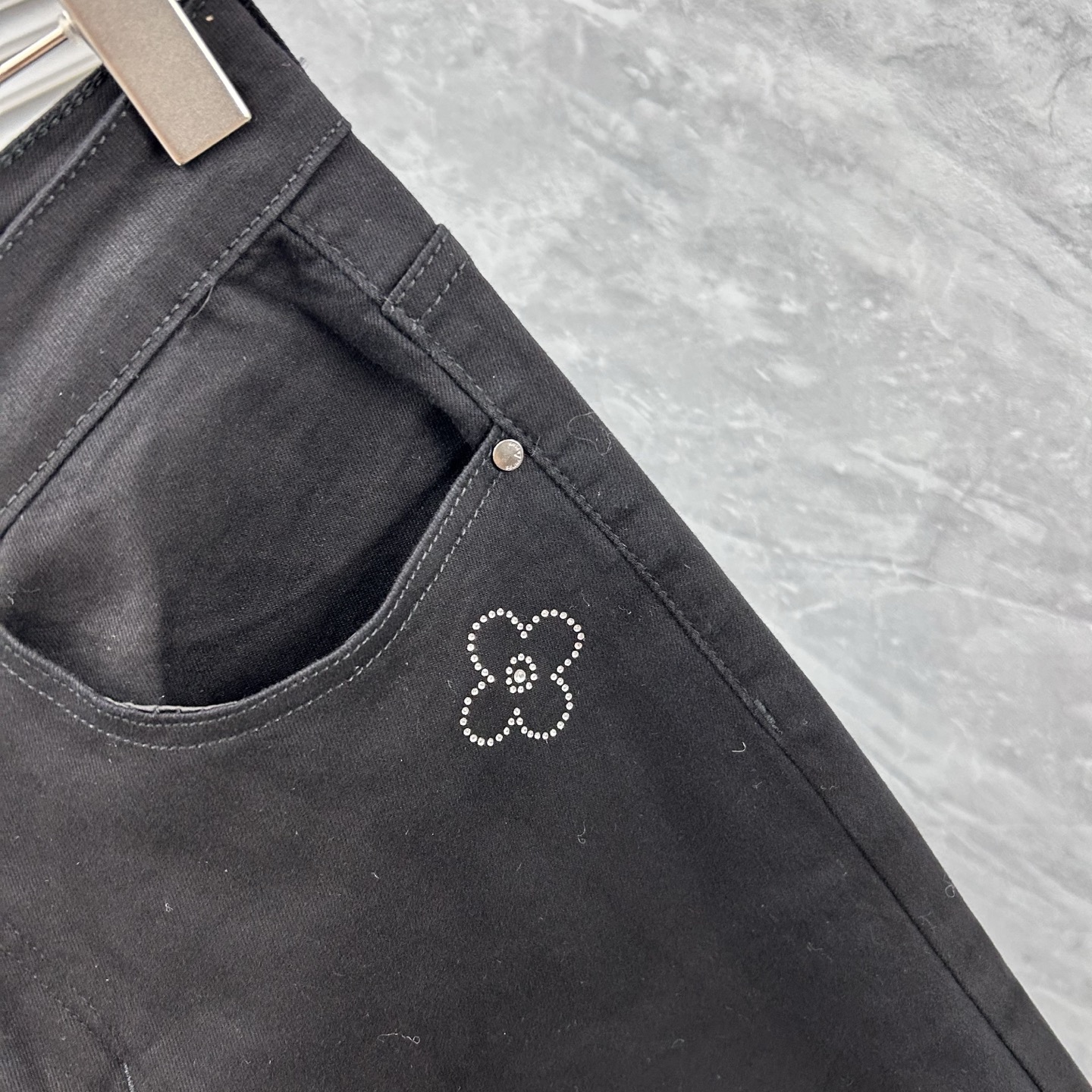 LV高仿黑色金標LOGO牛仔褲 修身剪裁通勤百搭褲款推薦｜歐美奢侈品精品推薦