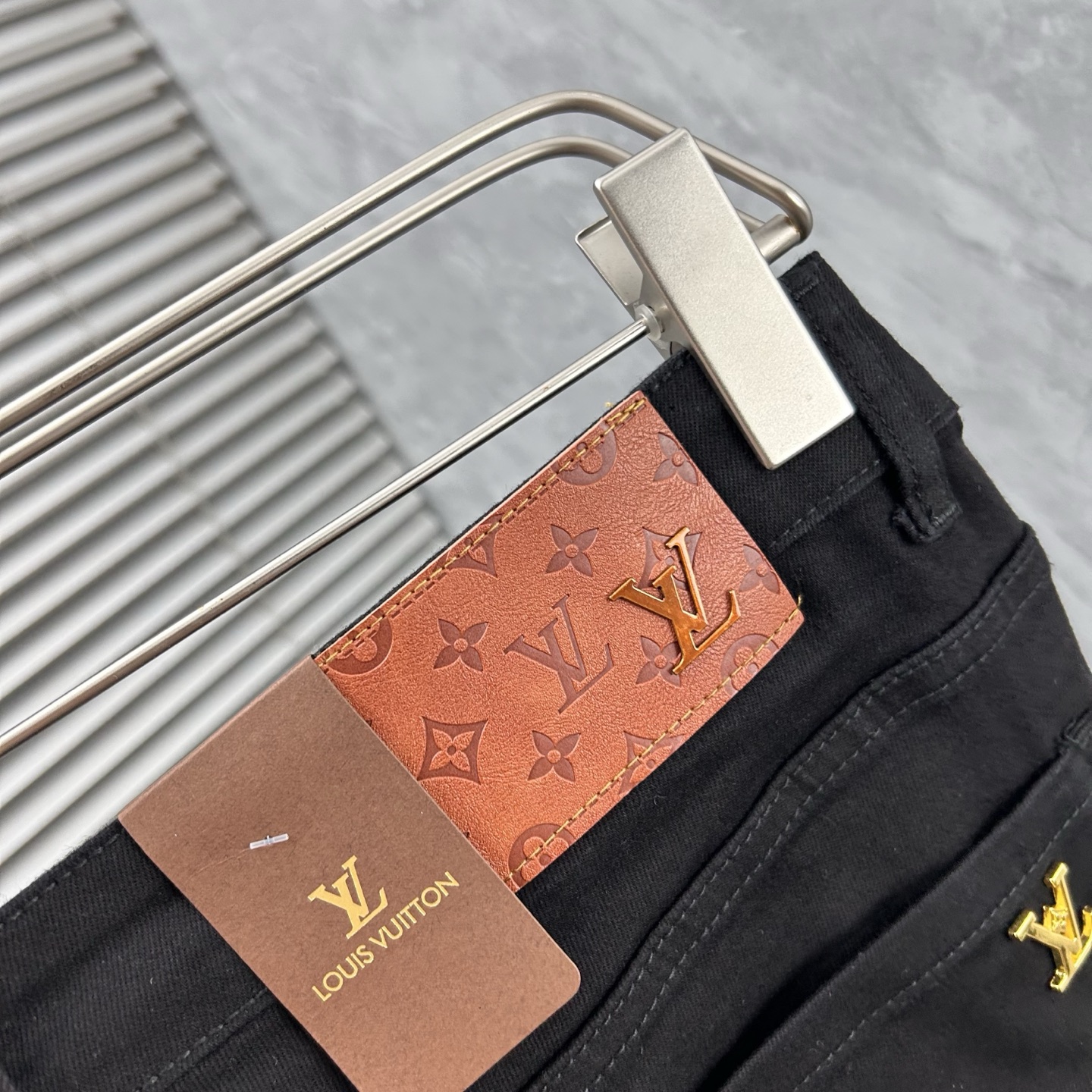 LV高仿黑色金標LOGO牛仔褲 修身剪裁通勤百搭褲款推薦｜歐美奢侈品精品推薦