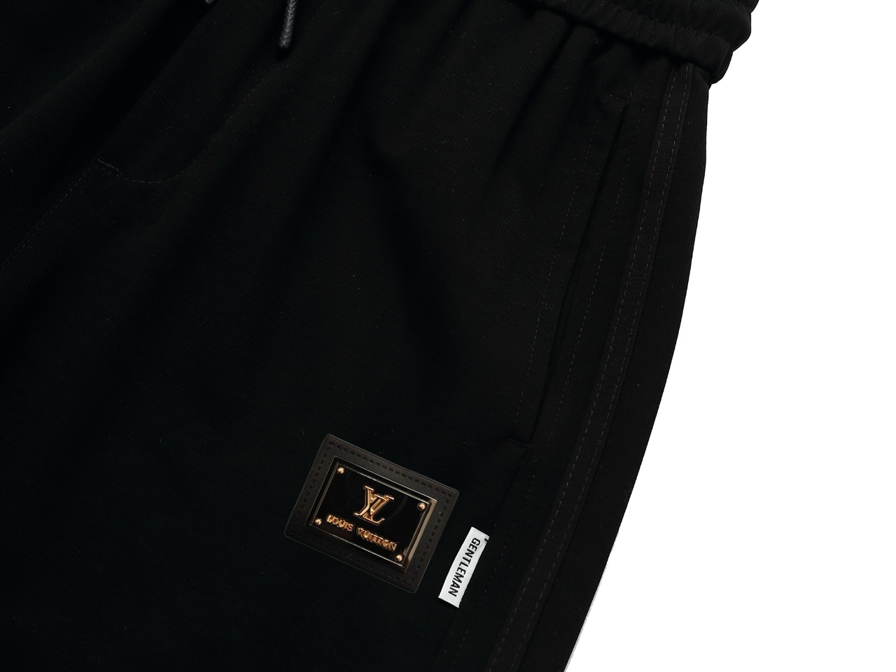 LV高仿黑色長褲極簡LOGO風 男裝運動褲版型 台灣現貨推薦熱賣｜歐美奢侈品精品推薦