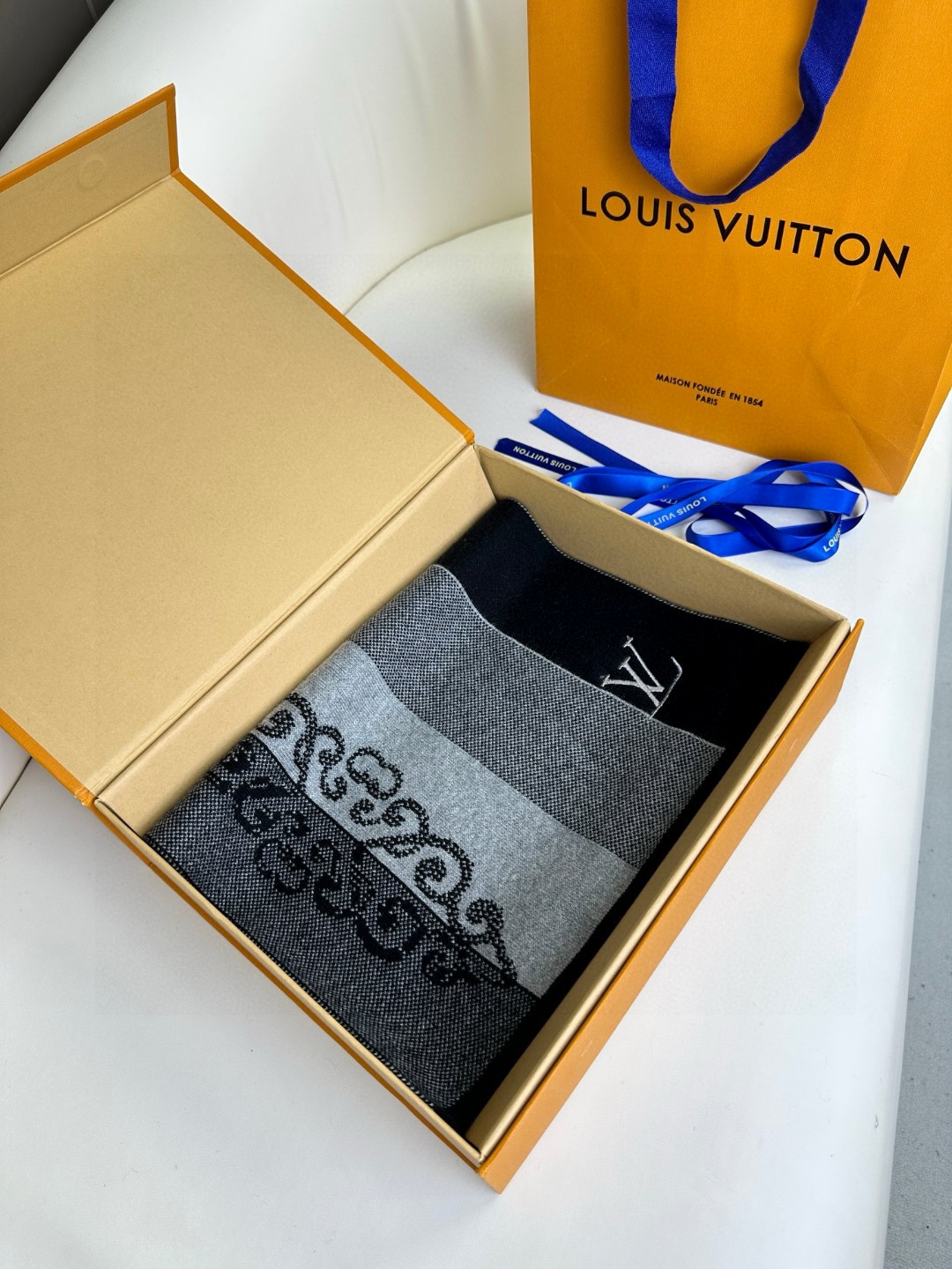 LV 一比一深灰拼色Logo羊毛圍巾秋冬百搭氣質款型男必備｜歐美奢侈品精品推薦