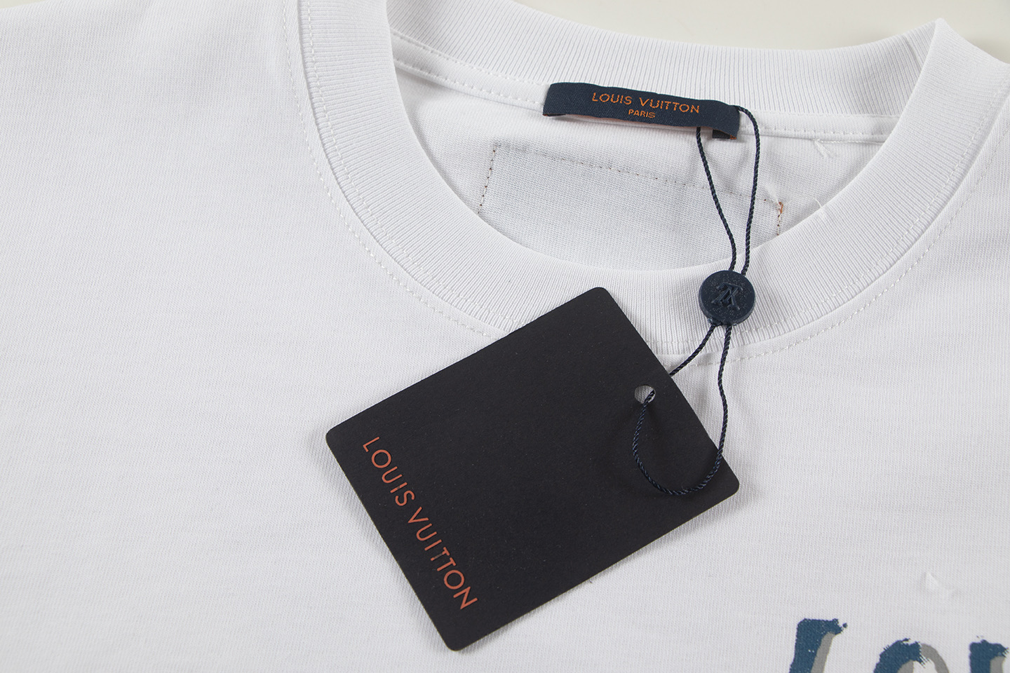 LV高仿白T鏤空立體Logo簡約印花短袖上衣｜歐美奢侈品精品推薦