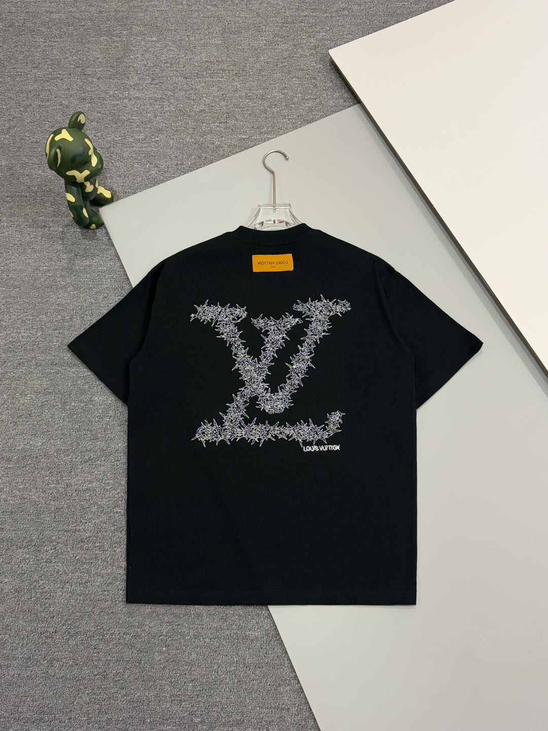 LV A貨毛邊Logo短T 黑色時尚圓領棉T男女通用款｜歐美奢侈品精品推薦