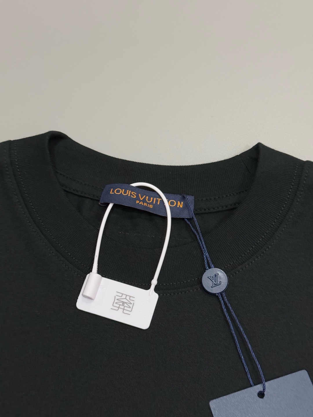 LV A貨毛邊Logo短T 黑色時尚圓領棉T男女通用款｜歐美奢侈品精品推薦