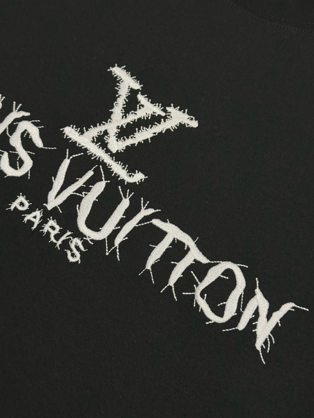 LV A貨毛邊Logo短T 黑色時尚圓領棉T男女通用款｜歐美奢侈品精品推薦