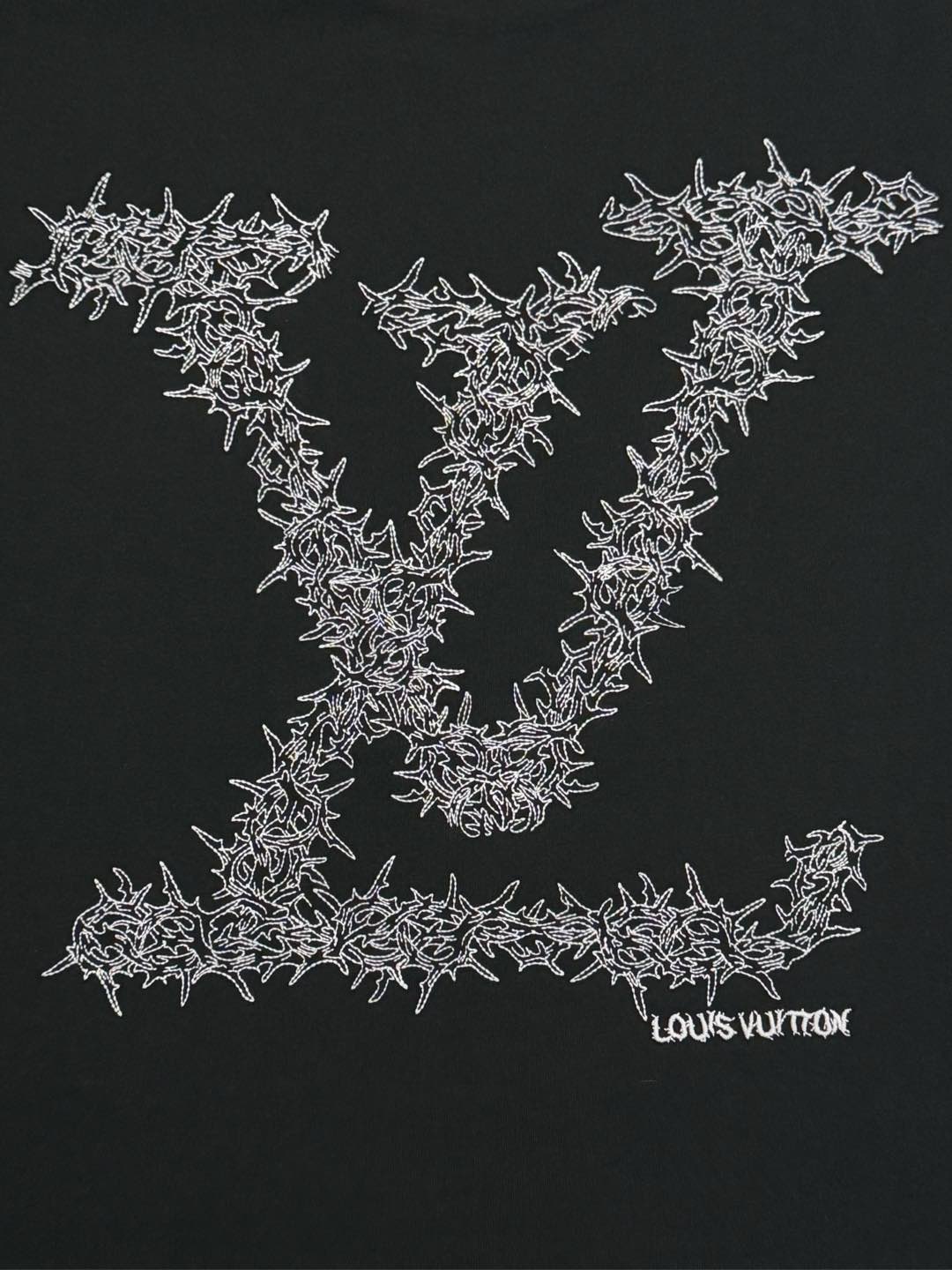 LV A貨毛邊Logo短T 黑色時尚圓領棉T男女通用款｜歐美奢侈品精品推薦