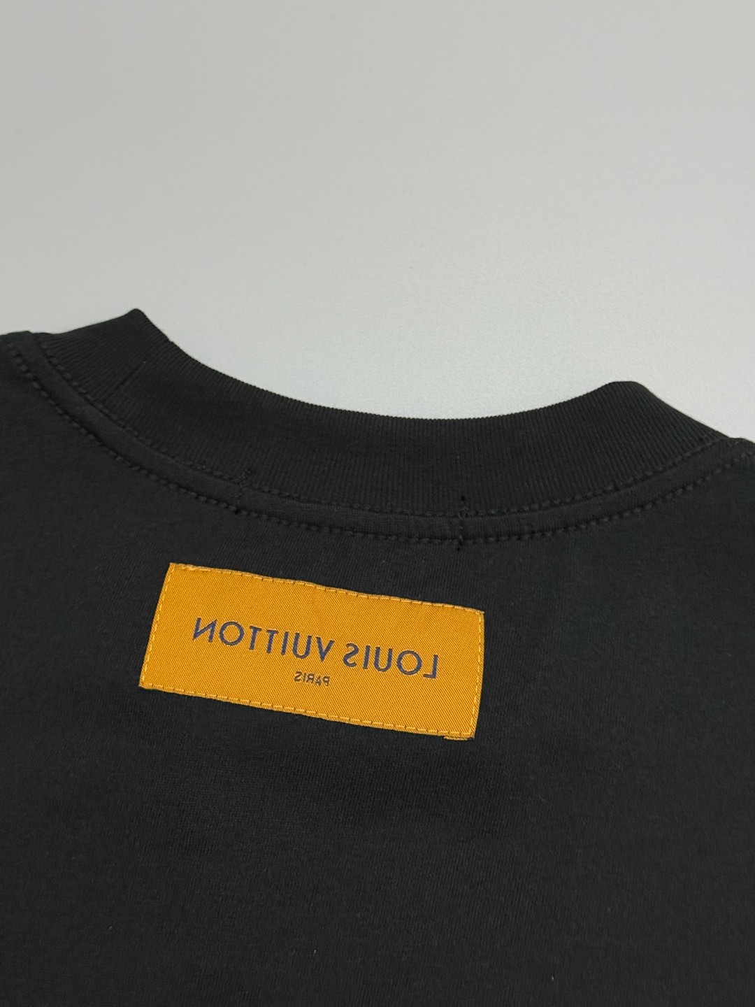 LV A貨毛邊Logo短T 黑色時尚圓領棉T男女通用款｜歐美奢侈品精品推薦