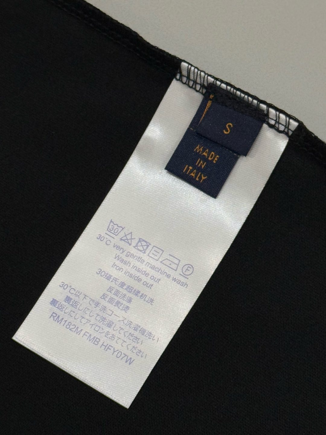 LV A貨毛邊Logo短T 黑色時尚圓領棉T男女通用款｜歐美奢侈品精品推薦