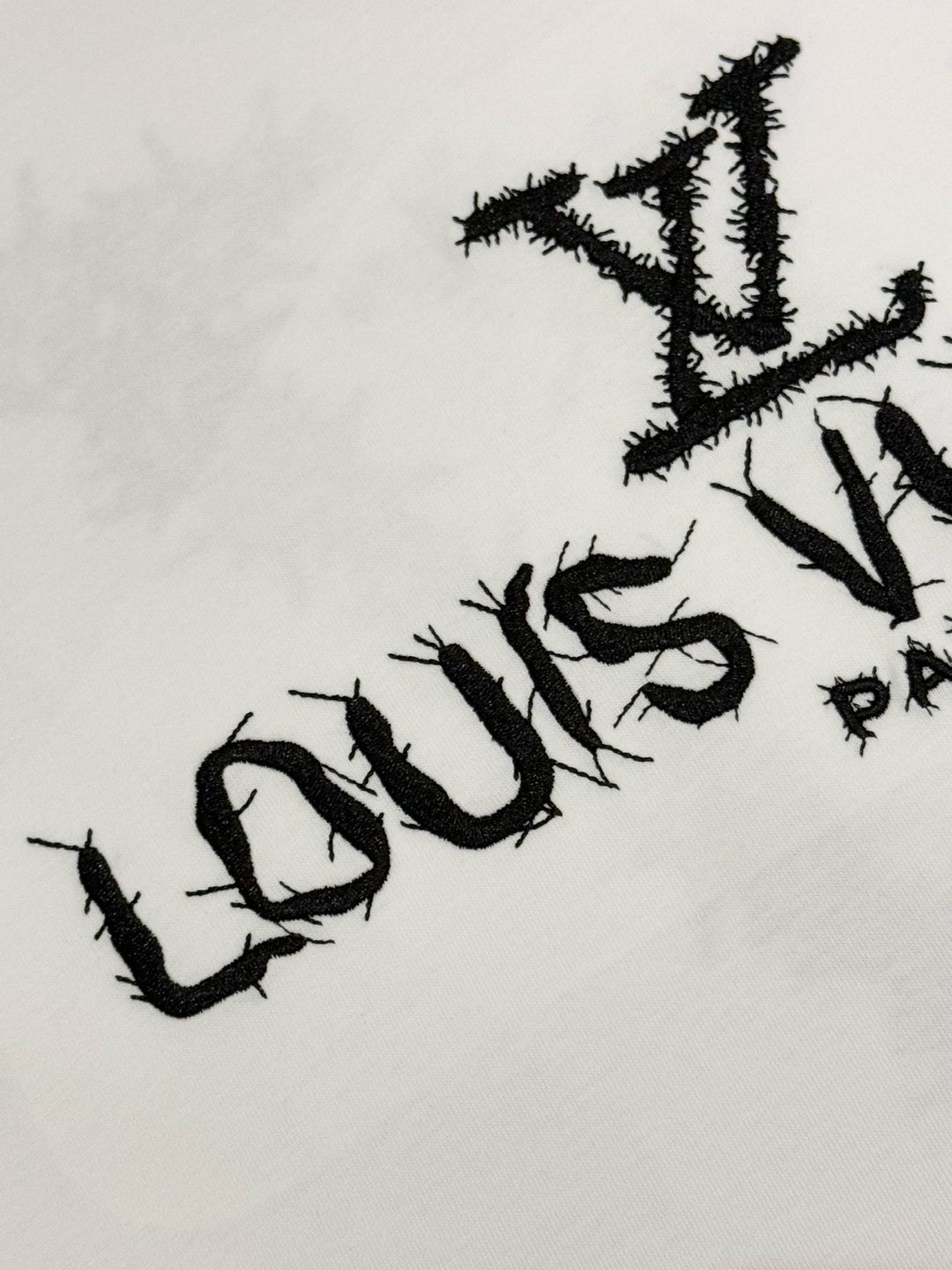 LV A貨白色刺繡短T 毛邊LOGO圓領純棉上衣推薦｜歐美奢侈品精品推薦