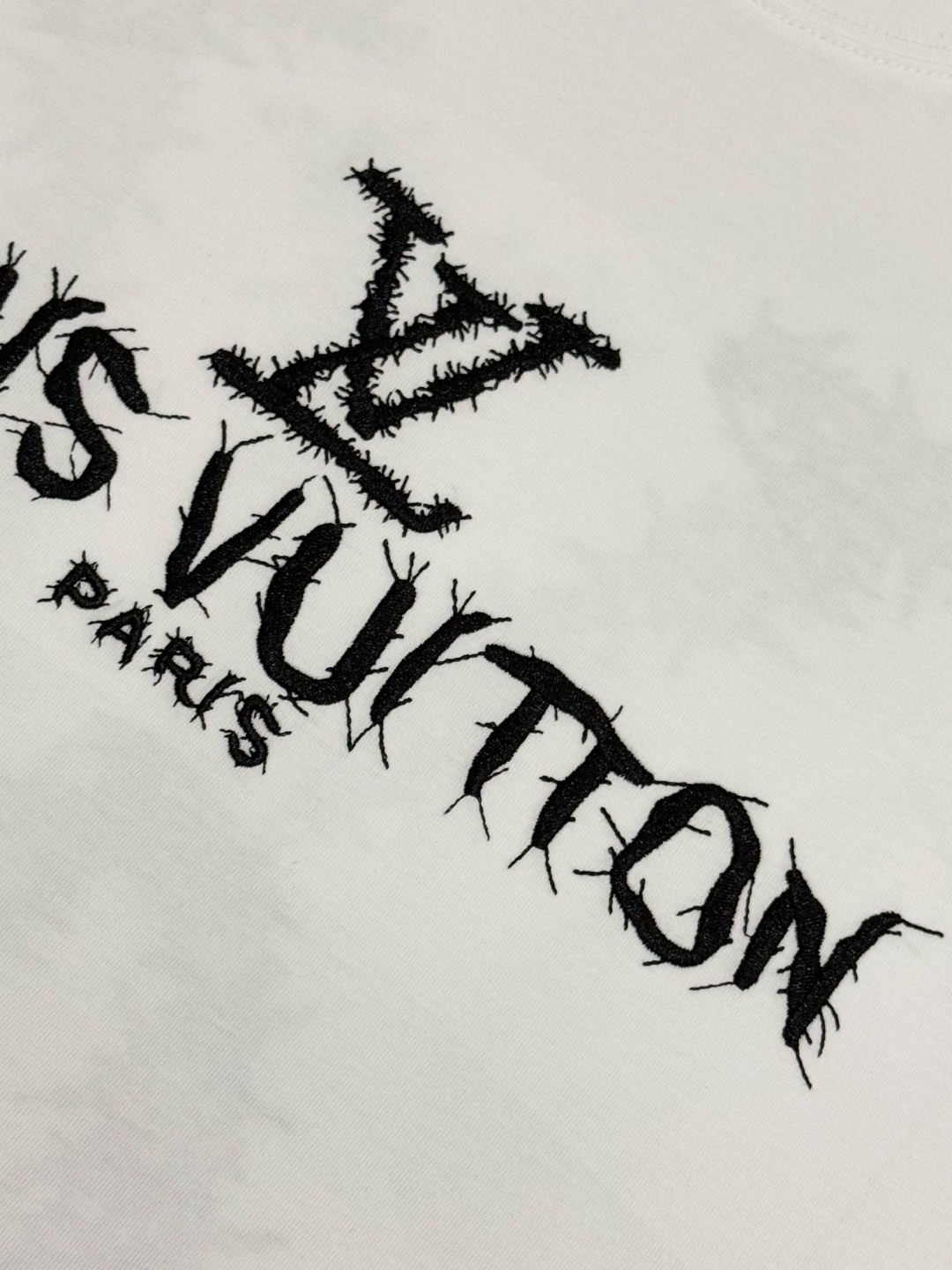 LV A貨白色刺繡短T 毛邊LOGO圓領純棉上衣推薦｜歐美奢侈品精品推薦