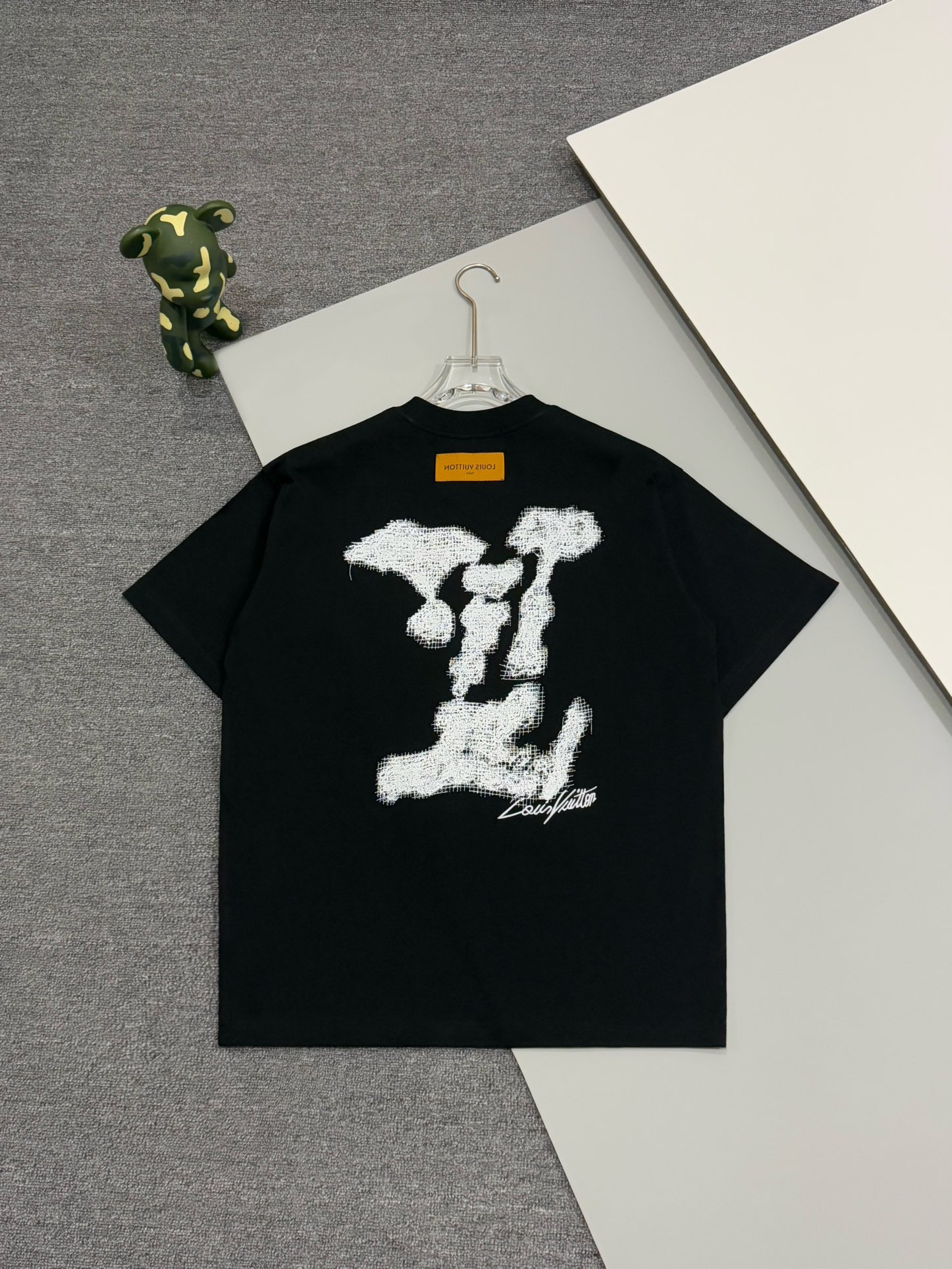 LV高仿黑色天使刺繡短T 小Logo潮流圓領短袖推薦｜歐美奢侈品精品推薦