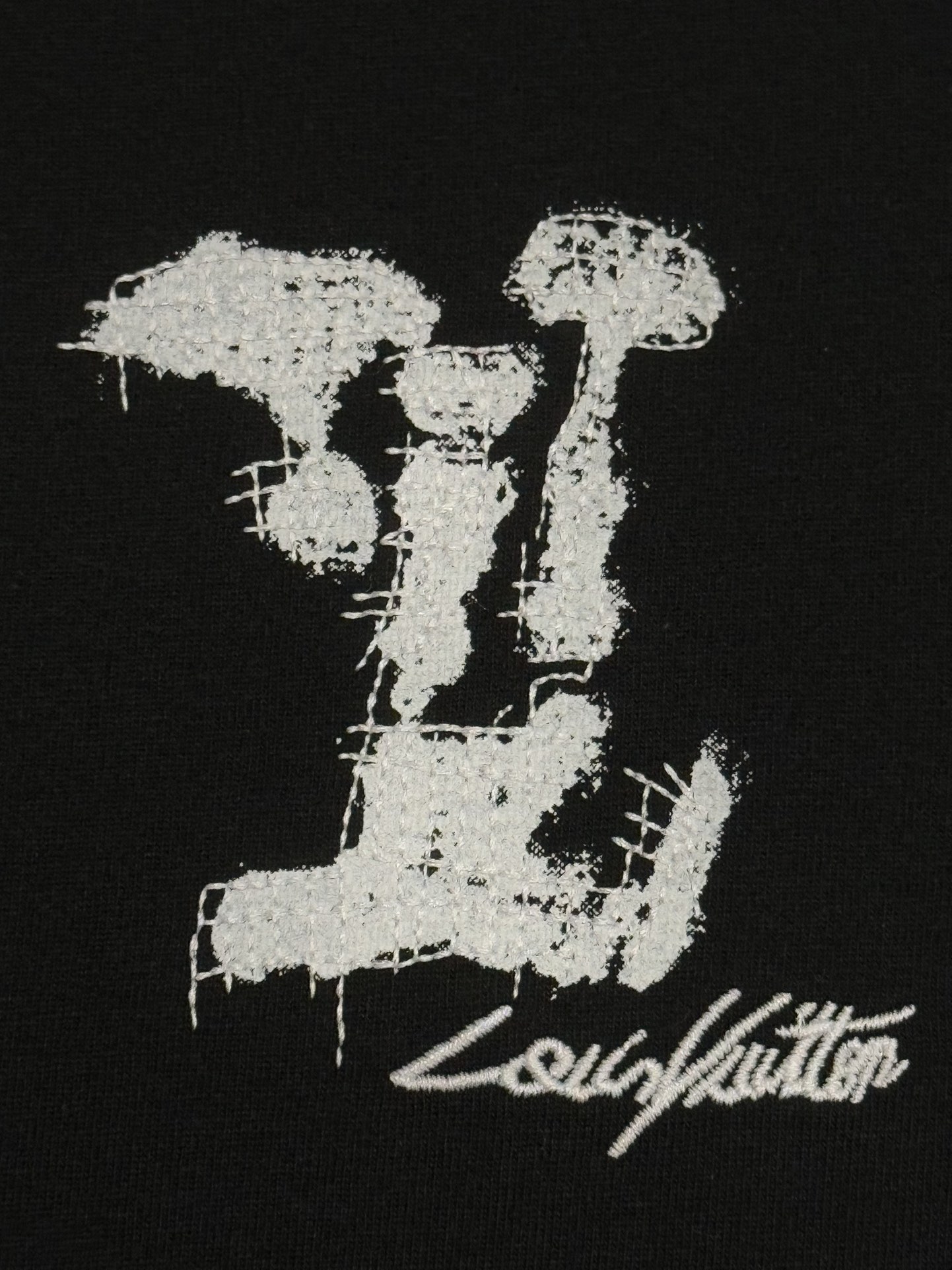 LV高仿黑色天使刺繡短T 小Logo潮流圓領短袖推薦｜歐美奢侈品精品推薦