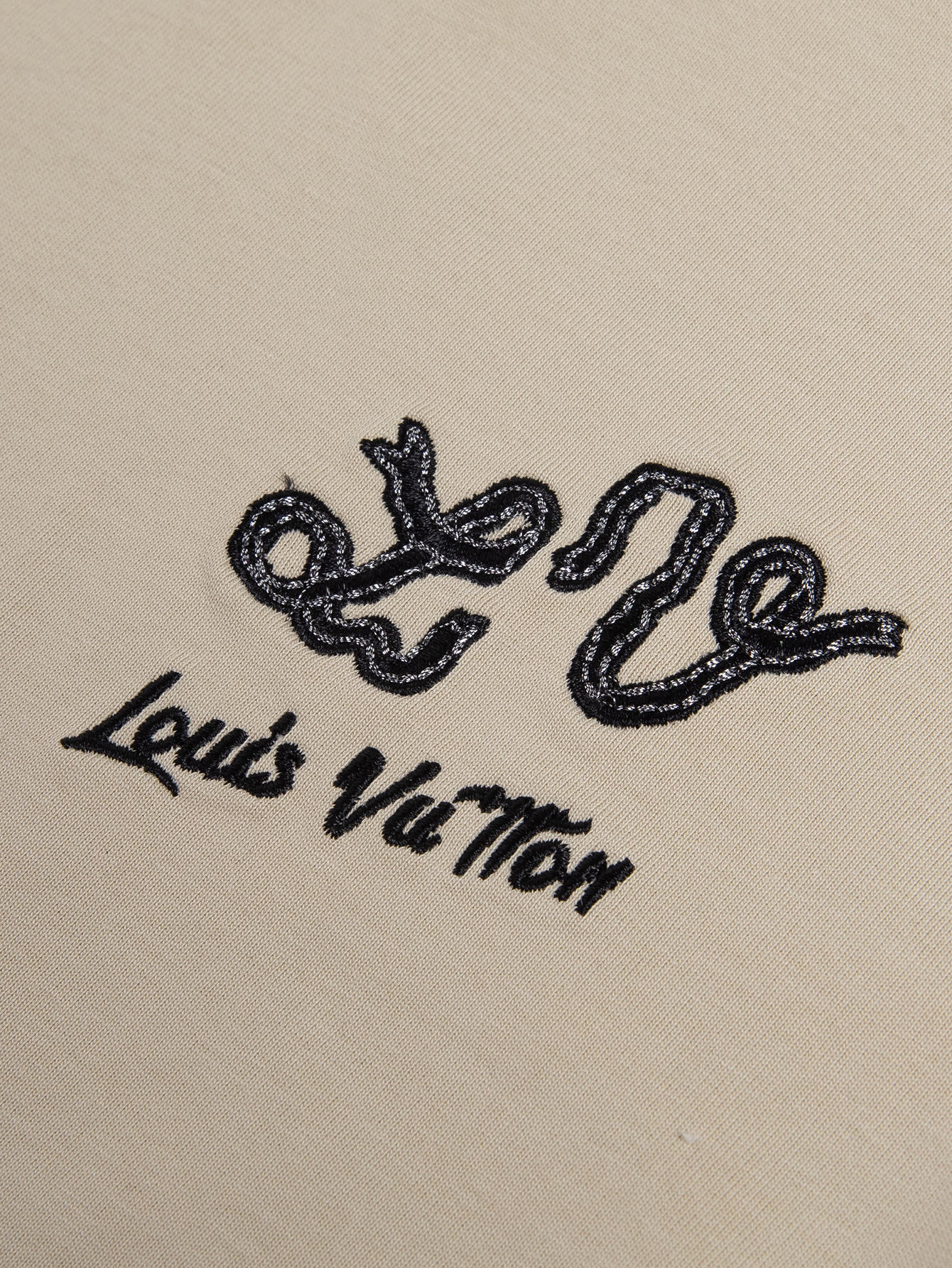 LV 高仿短袖T恤 米色刺繡小圖 寬鬆落肩設計款｜歐美奢侈品精品推薦