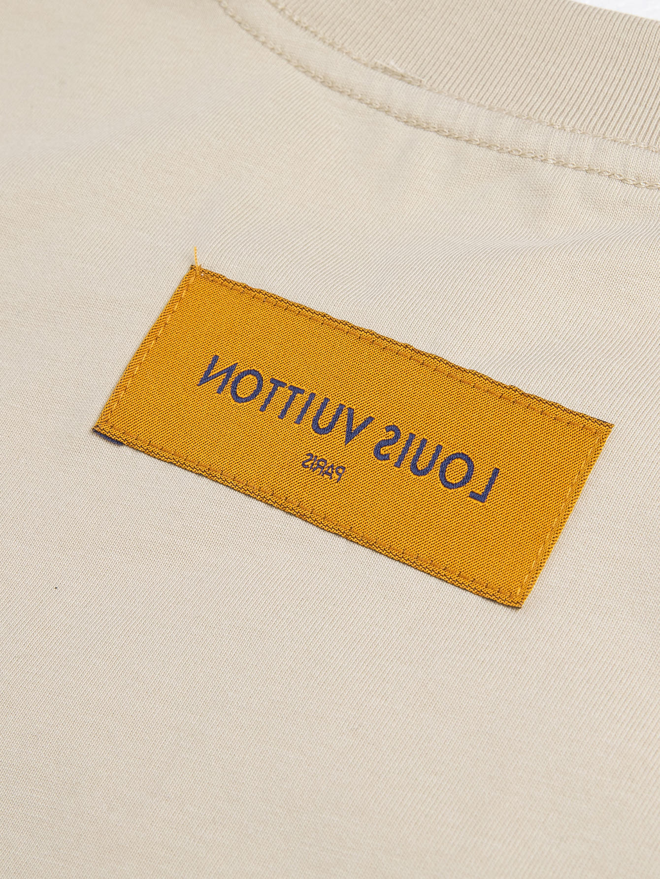 LV 高仿短袖T恤 米色刺繡小圖 寬鬆落肩設計款｜歐美奢侈品精品推薦