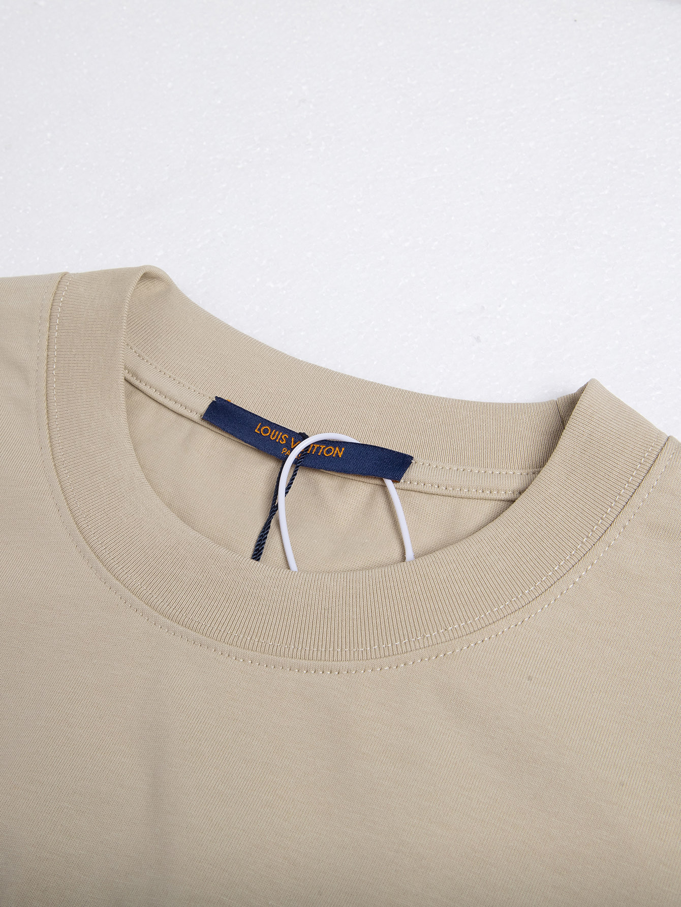 LV 高仿短袖T恤 米色刺繡小圖 寬鬆落肩設計款｜歐美奢侈品精品推薦