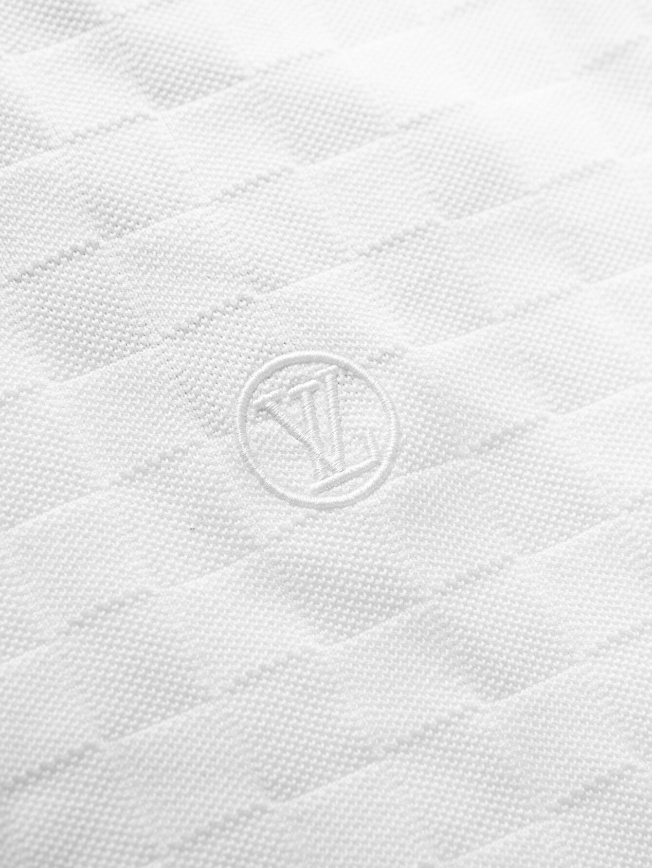 LV 高仿短袖Polo衫 純白壓紋款 低調奢華百搭男裝｜歐美奢侈品精品推薦