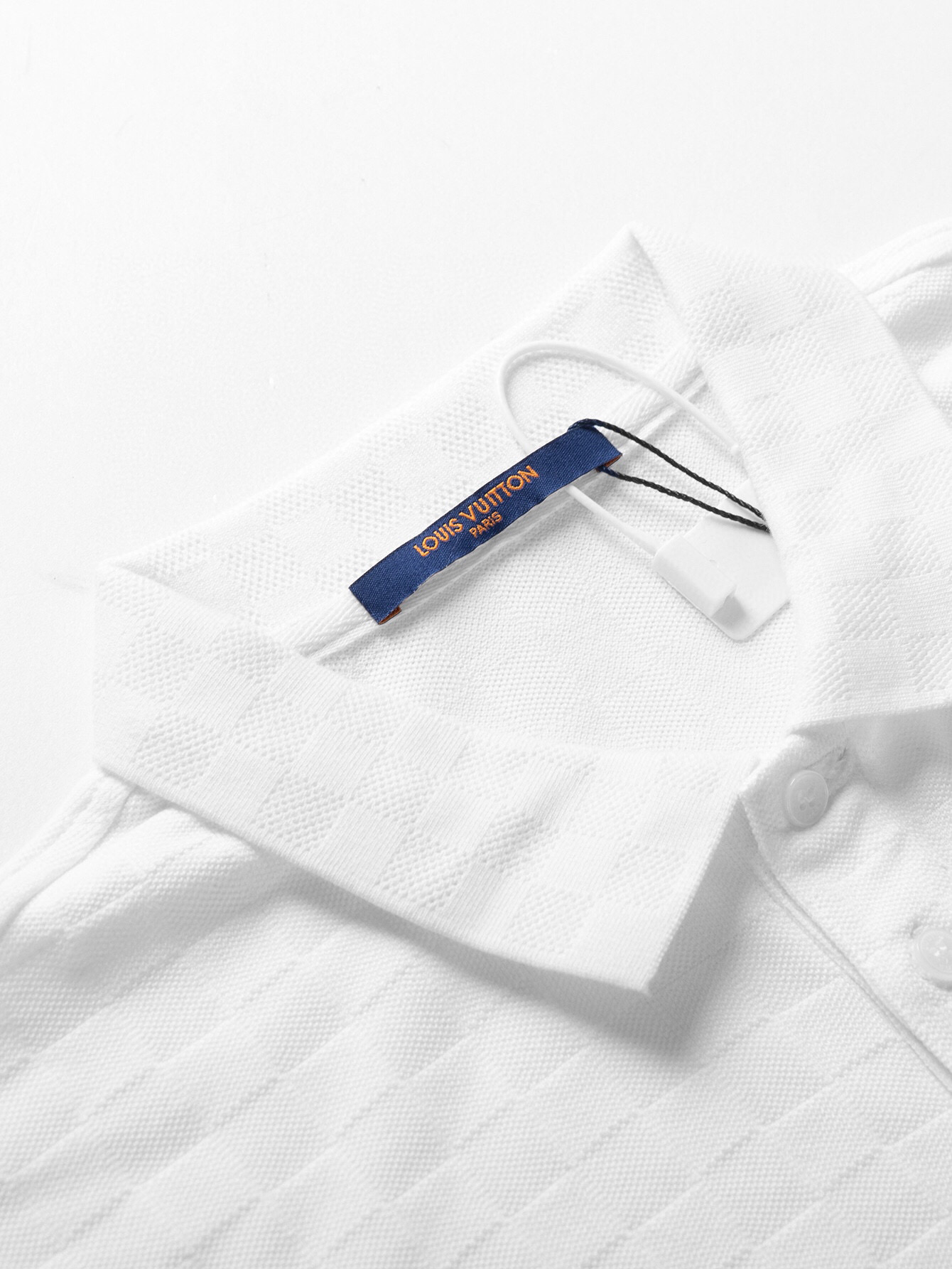 LV 高仿短袖Polo衫 純白壓紋款 低調奢華百搭男裝｜歐美奢侈品精品推薦