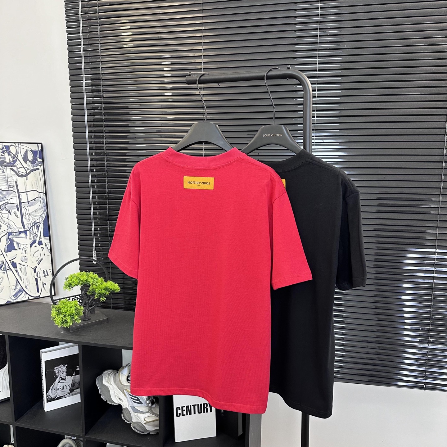 LV 高仿短袖T恤 雙色簡約刺繡LOGO設計款｜歐美奢侈品精品推薦