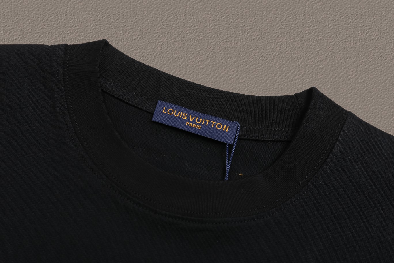 LV 高仿黑色短袖T恤 小圓胸標純色款簡約風｜歐美奢侈品精品推薦