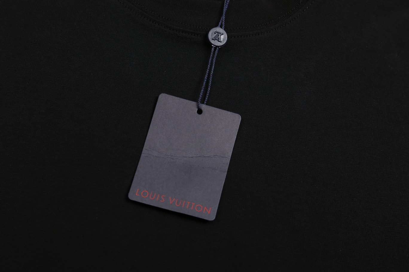 LV 高仿黑色短袖T恤 小圓胸標純色款簡約風｜歐美奢侈品精品推薦