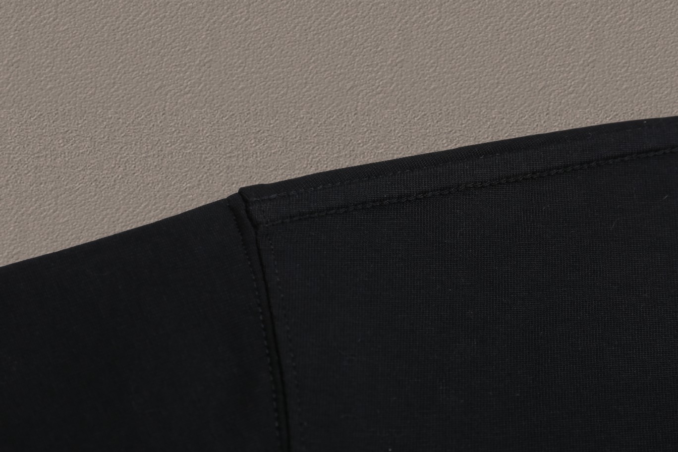 LV 高仿黑色短袖T恤 小圓胸標純色款簡約風｜歐美奢侈品精品推薦