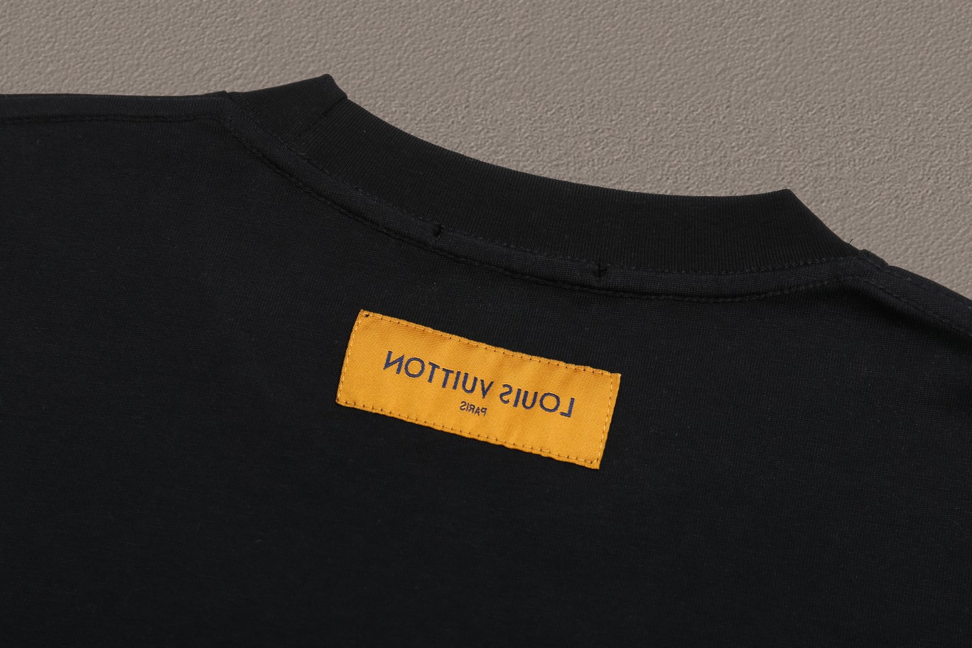 LV 高仿黑色短袖T恤 小圓胸標純色款簡約風｜歐美奢侈品精品推薦