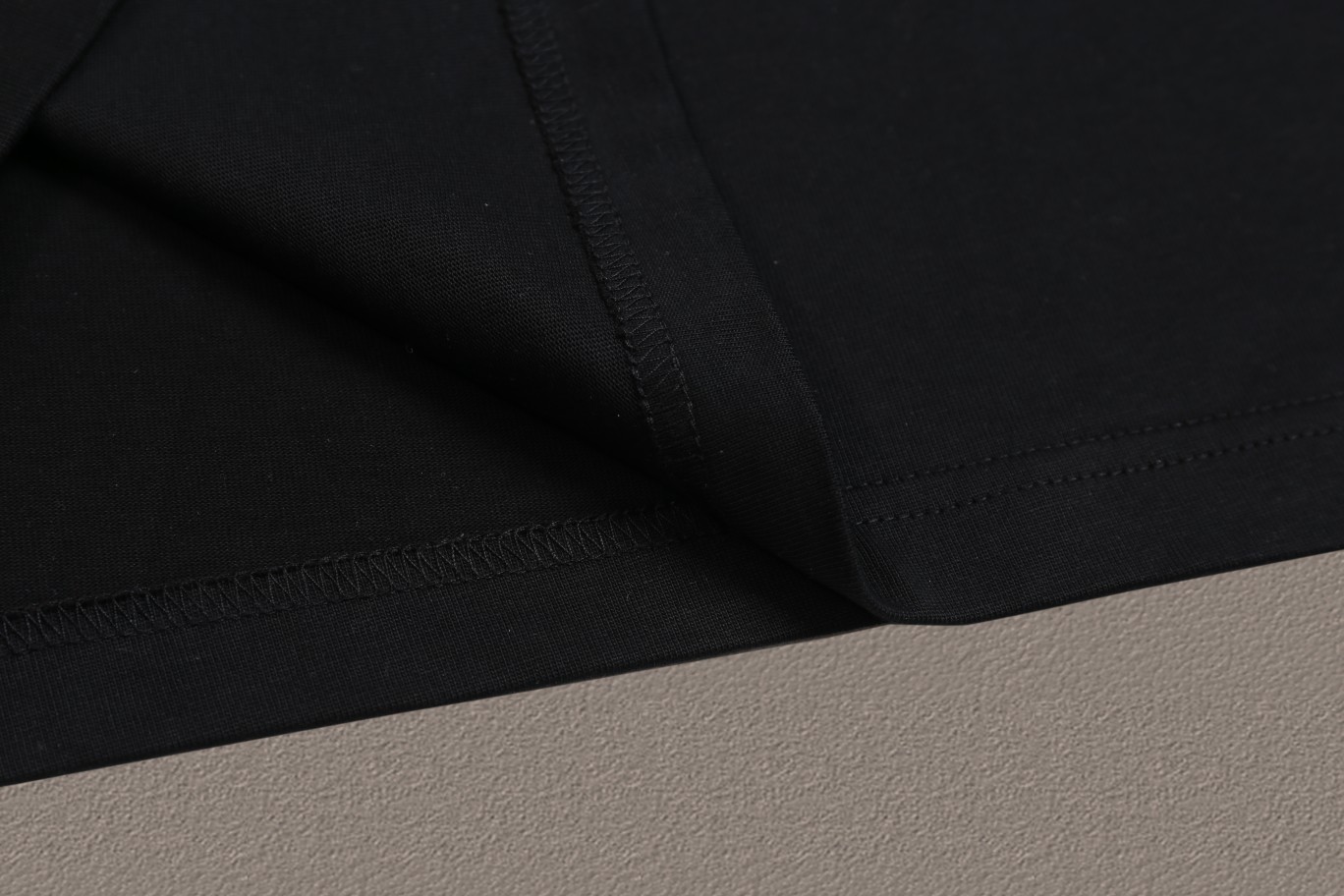 LV 高仿黑色短袖T恤 小圓胸標純色款簡約風｜歐美奢侈品精品推薦