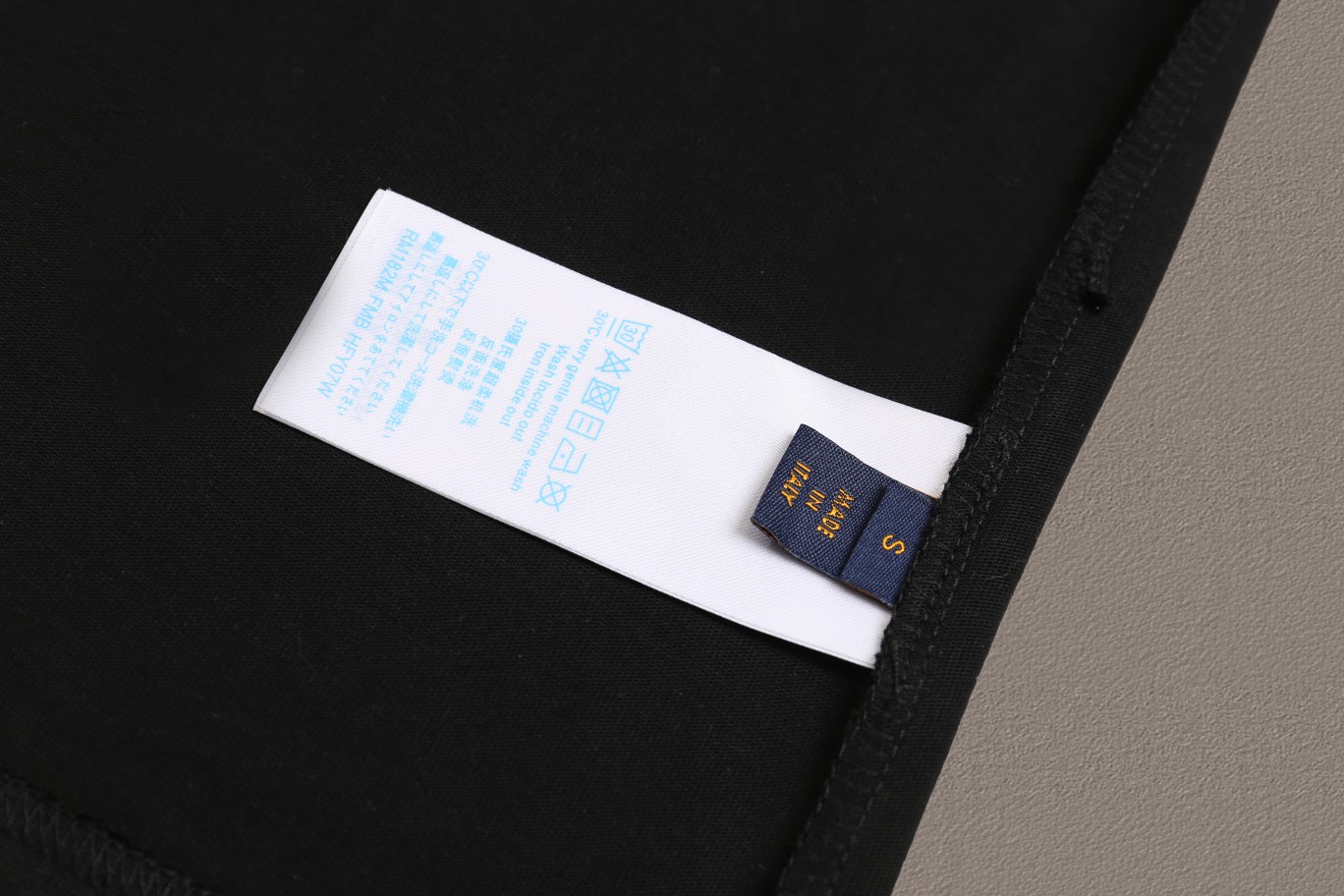 LV 高仿黑色短袖T恤 小圓胸標純色款簡約風｜歐美奢侈品精品推薦