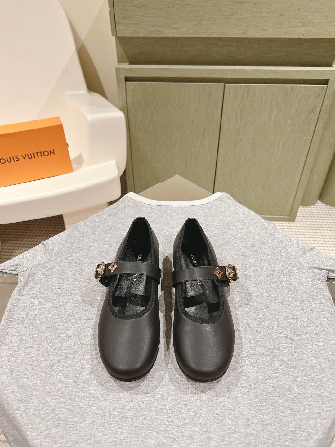 LV一比一黑色瑪麗珍平底鞋女款復古氣質百搭莆田鞋熱銷版｜歐美奢侈品精品推薦