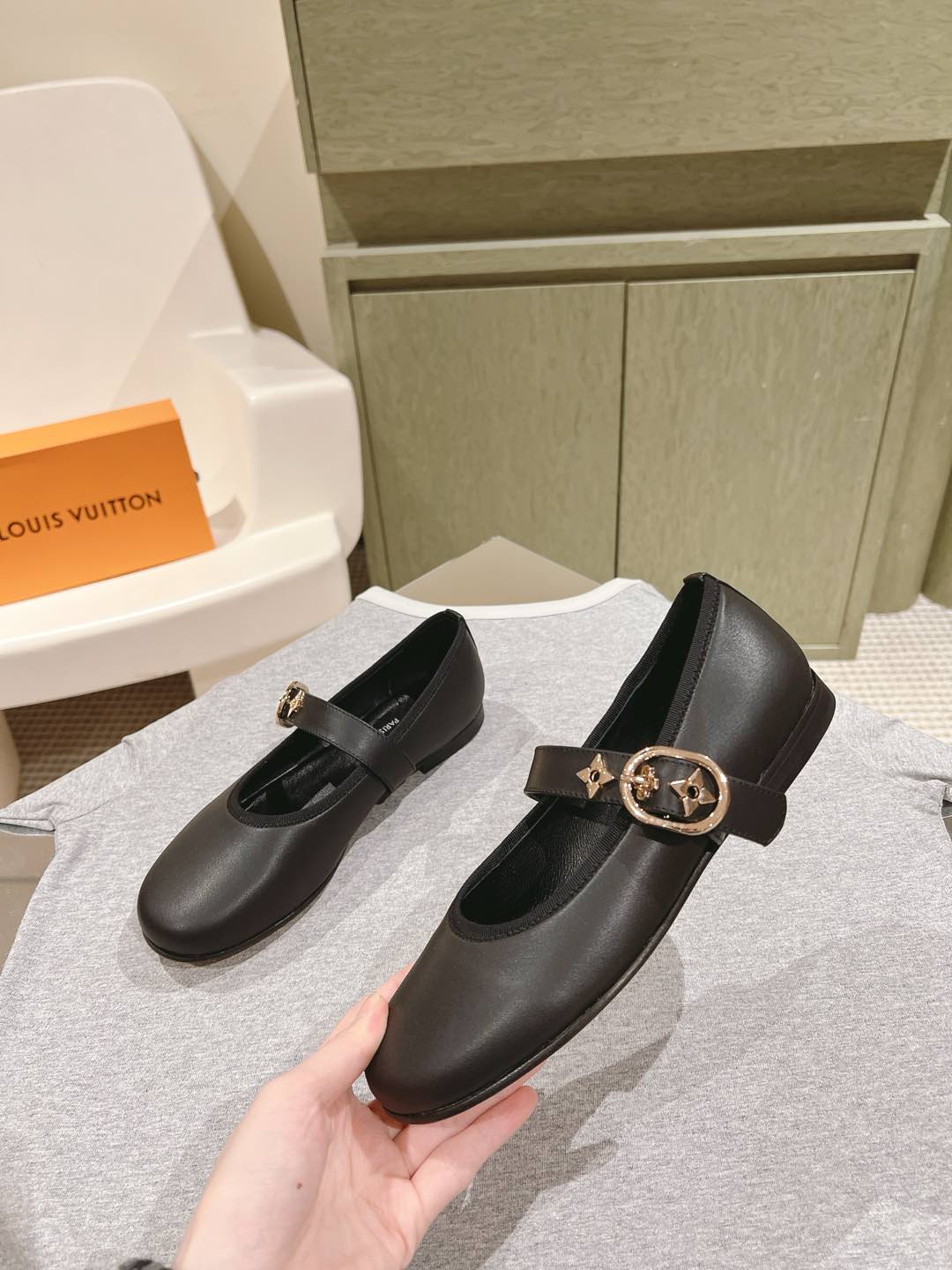 LV一比一黑色瑪麗珍平底鞋女款復古氣質百搭莆田鞋熱銷版｜歐美奢侈品精品推薦