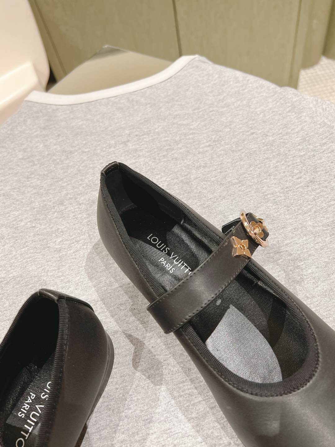LV一比一黑色瑪麗珍平底鞋女款復古氣質百搭莆田鞋熱銷版｜歐美奢侈品精品推薦