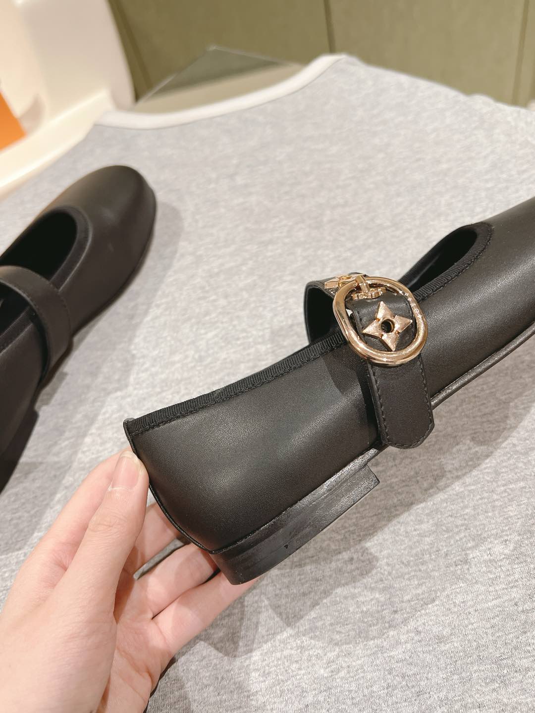 LV一比一黑色瑪麗珍平底鞋女款復古氣質百搭莆田鞋熱銷版｜歐美奢侈品精品推薦