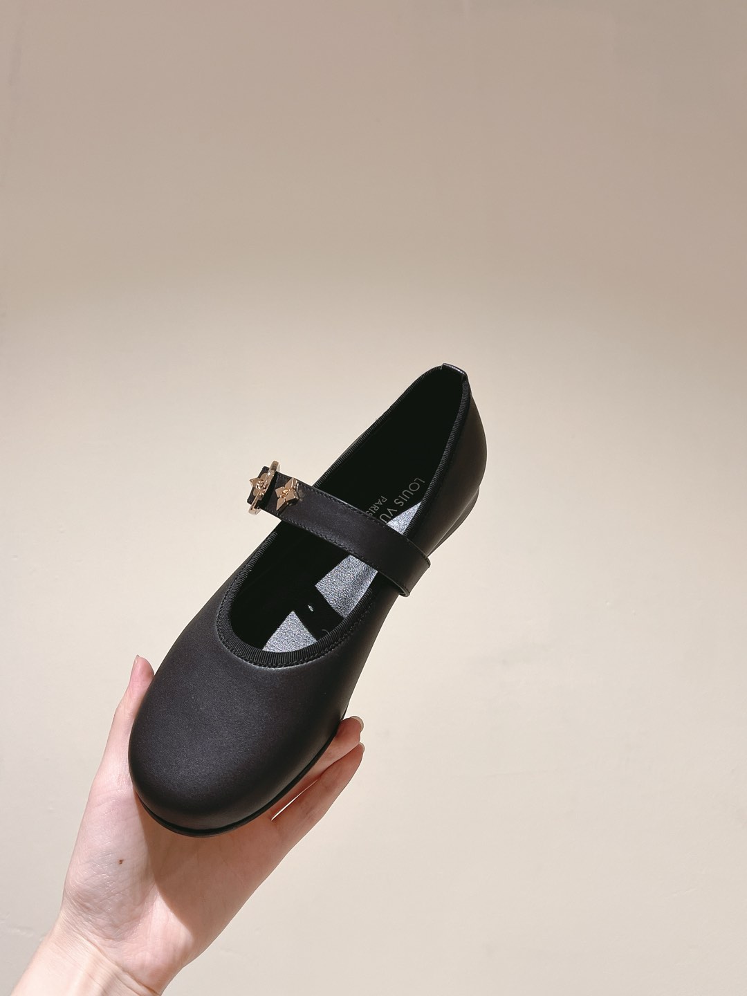 LV一比一黑色瑪麗珍平底鞋女款復古氣質百搭莆田鞋熱銷版|超A仿原單精品圖片 14 LV一比一黑色瑪麗珍平底鞋女款復古氣質百搭莆田鞋熱銷版|歐美奢侈品精品推薦