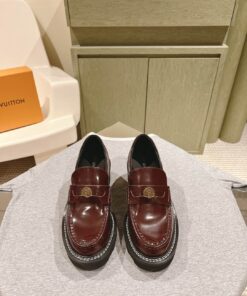 LV高仿酒紅厚底樂福鞋英倫復古風女鞋時尚穿搭首選