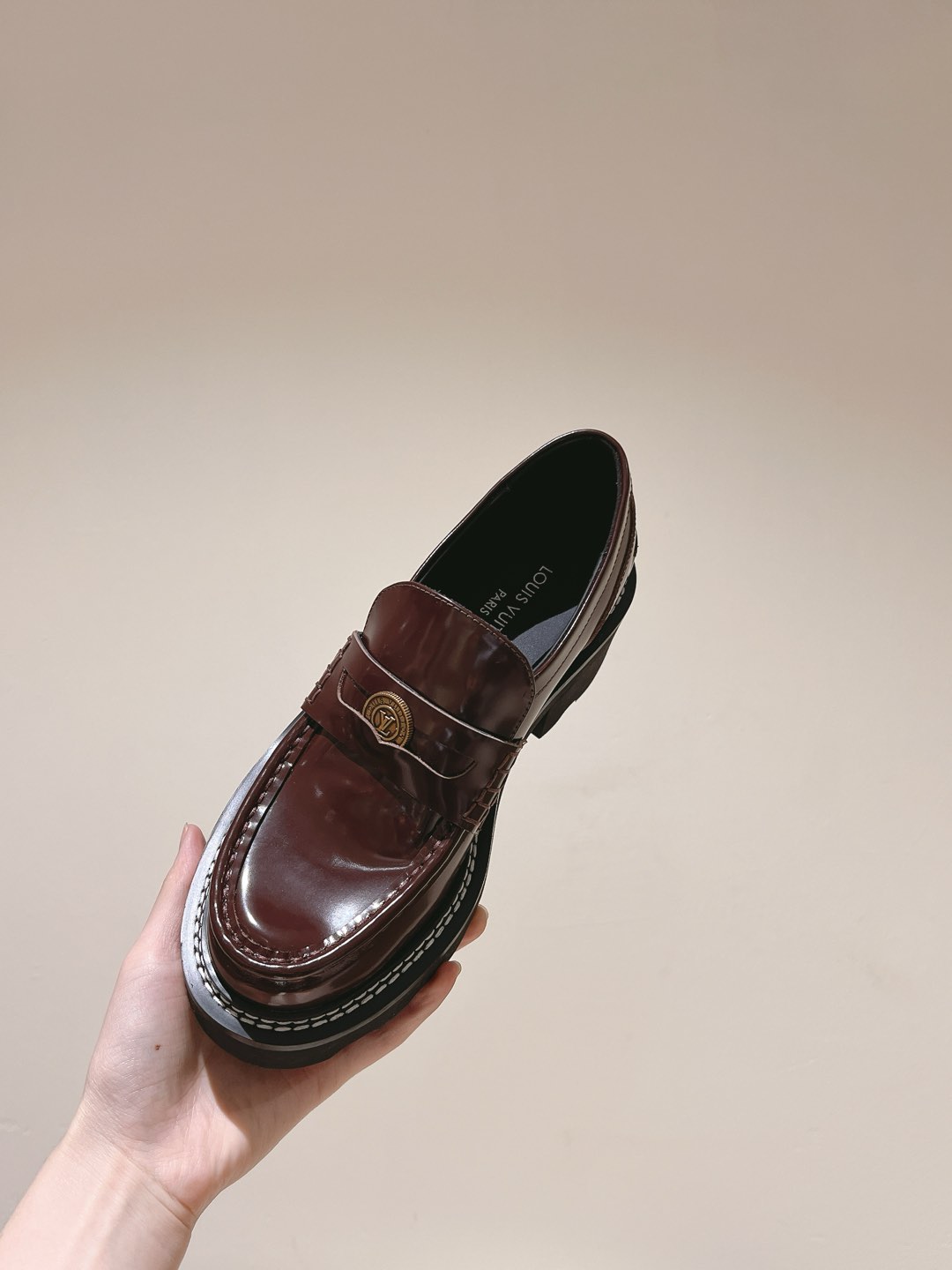 LV高仿酒紅厚底樂福鞋英倫復古風女鞋時尚穿搭首選｜歐美奢侈品精品推薦