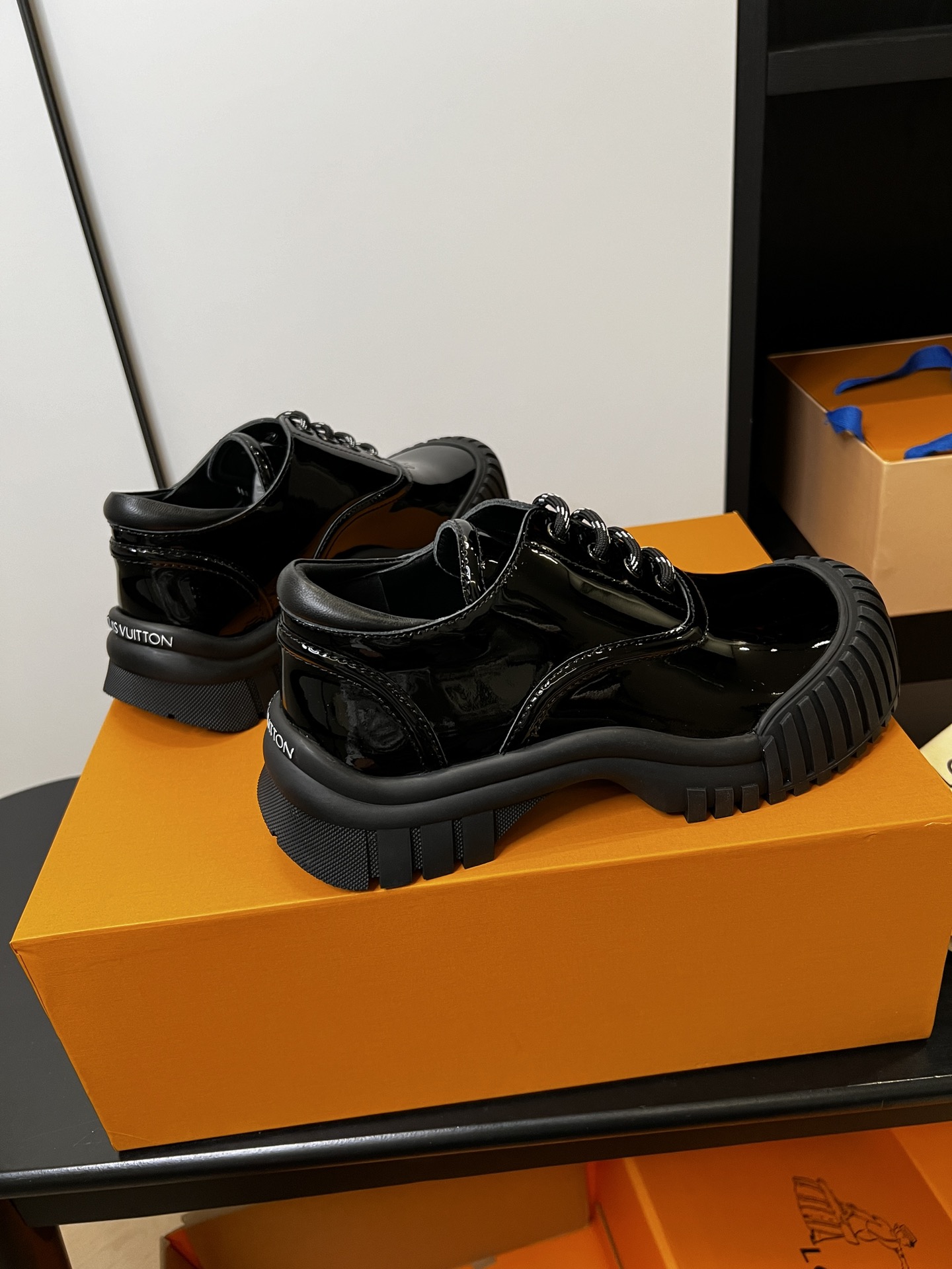 LV A貨黑色亮面厚底休閒鞋潮流個性男女款百搭時尚鞋推薦｜歐美奢侈品精品推薦