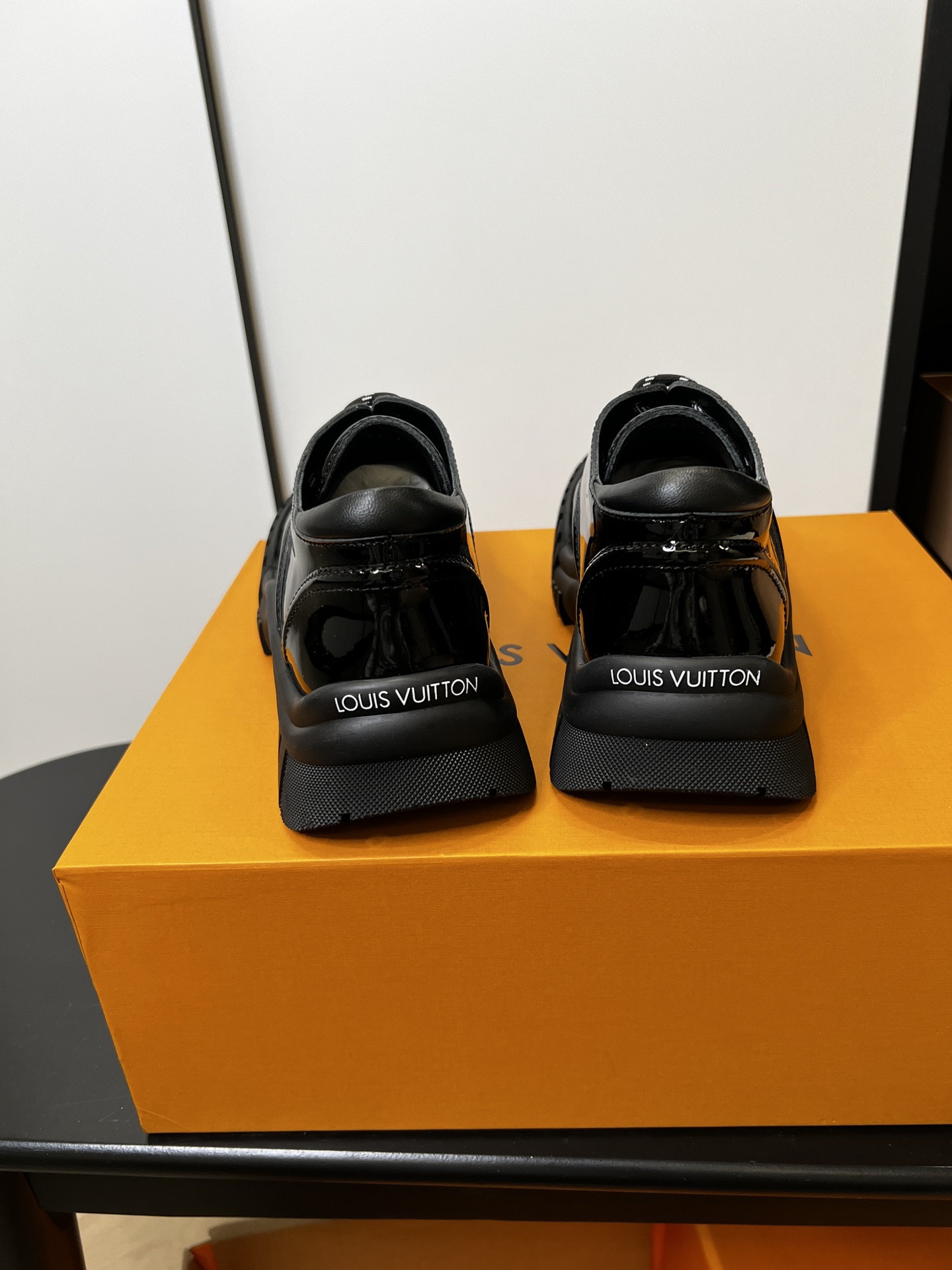 LV A貨黑色亮面厚底休閒鞋潮流個性男女款百搭時尚鞋推薦｜歐美奢侈品精品推薦