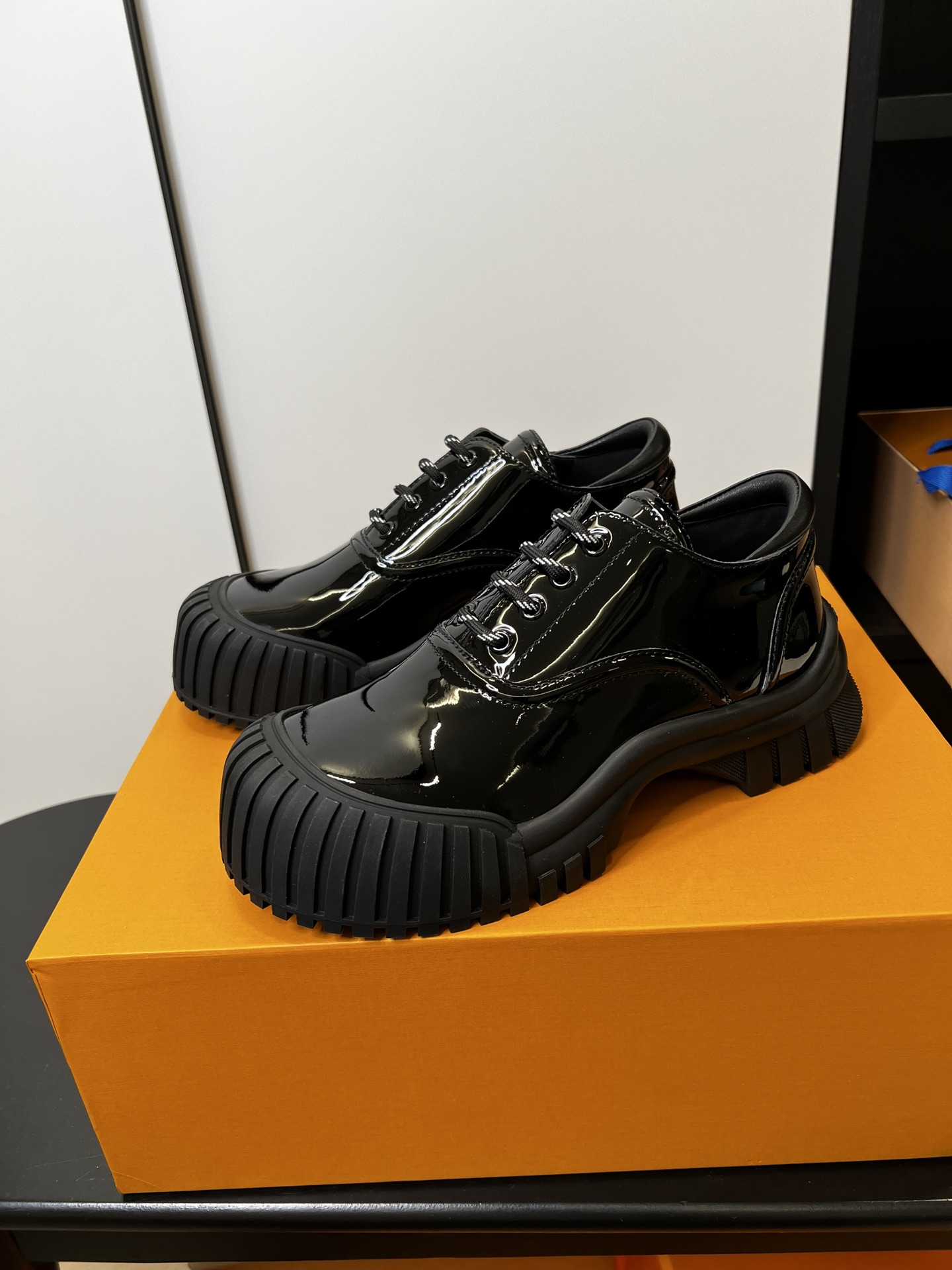 LV A貨黑色亮面厚底休閒鞋潮流個性男女款百搭時尚鞋推薦｜歐美奢侈品精品推薦