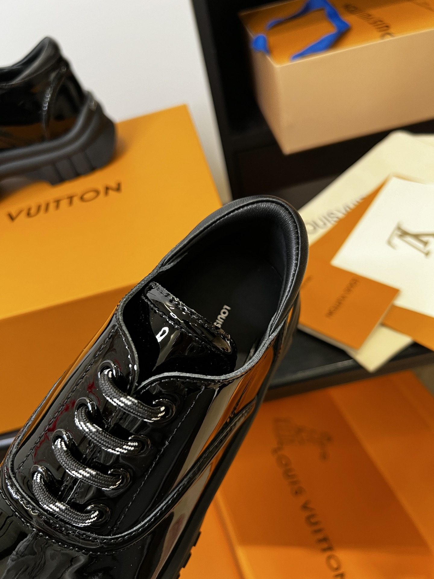 LV A貨黑色亮面厚底休閒鞋潮流個性男女款百搭時尚鞋推薦｜歐美奢侈品精品推薦