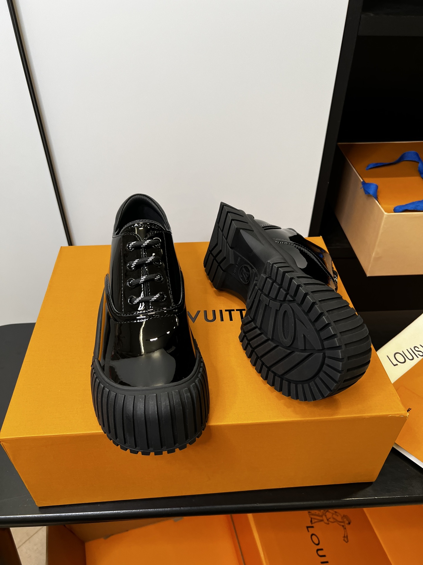 LV A貨黑色亮面厚底休閒鞋潮流個性男女款百搭時尚鞋推薦｜歐美奢侈品精品推薦