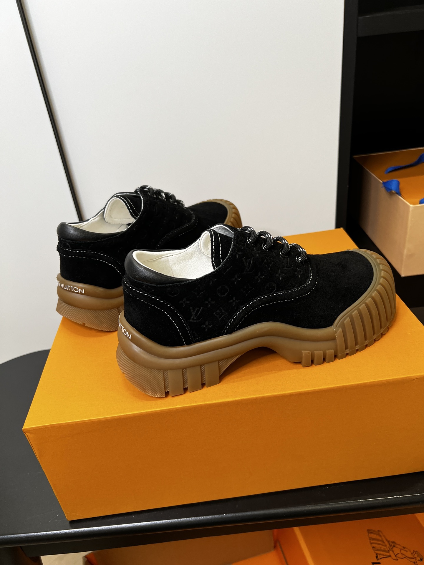 LV 高仿黑色麂皮拼接厚底休閒鞋男女款時尚百搭潮流鞋推薦｜歐美奢侈品精品推薦