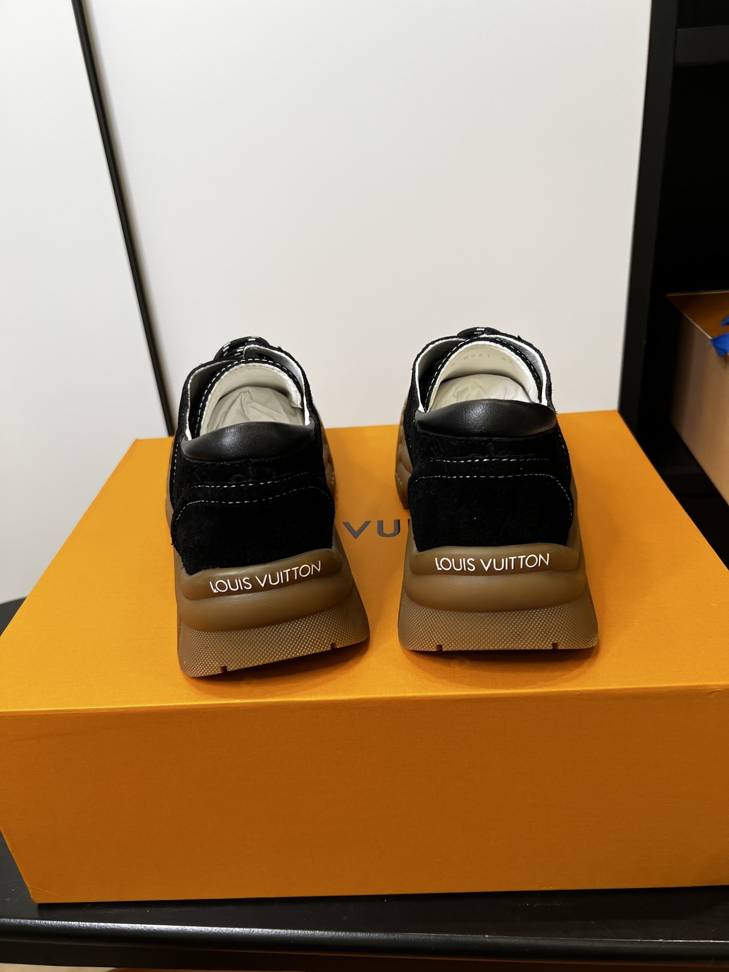 LV 高仿黑色麂皮拼接厚底休閒鞋男女款時尚百搭潮流鞋推薦｜歐美奢侈品精品推薦