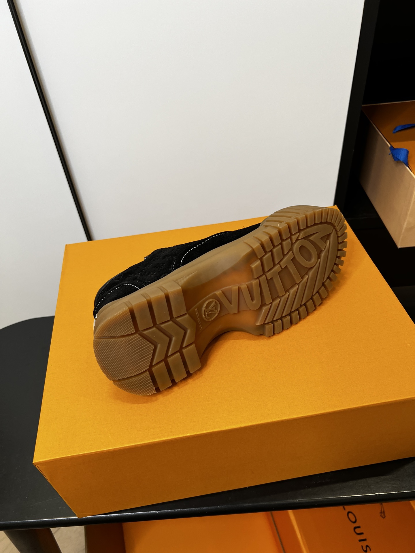 LV 高仿黑色麂皮拼接厚底休閒鞋男女款時尚百搭潮流鞋推薦｜歐美奢侈品精品推薦