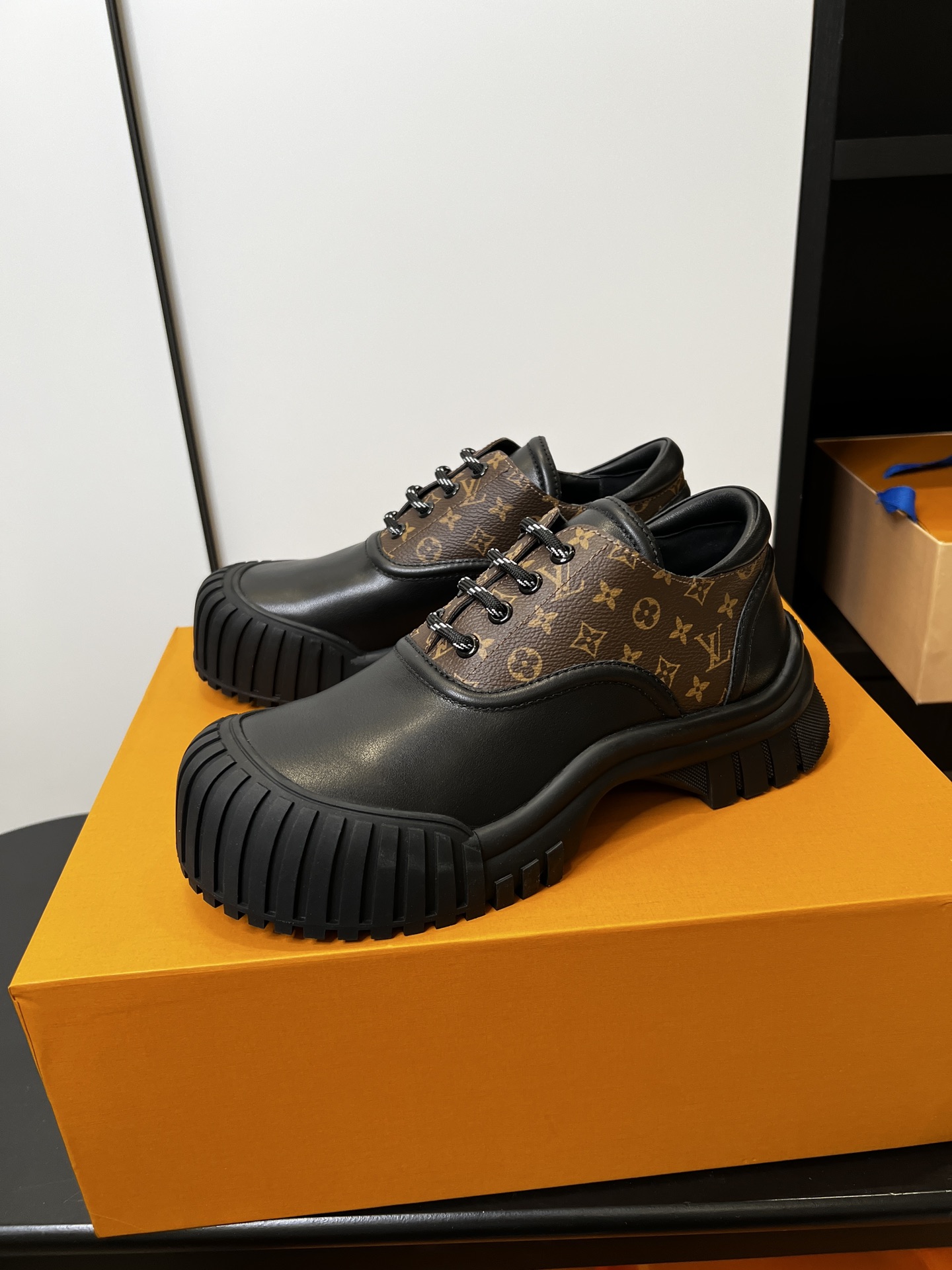 LV 一比一Monogram帆布拼接黑色厚底休閒鞋潮流時尚百搭鞋款推薦｜歐美奢侈品精品推薦