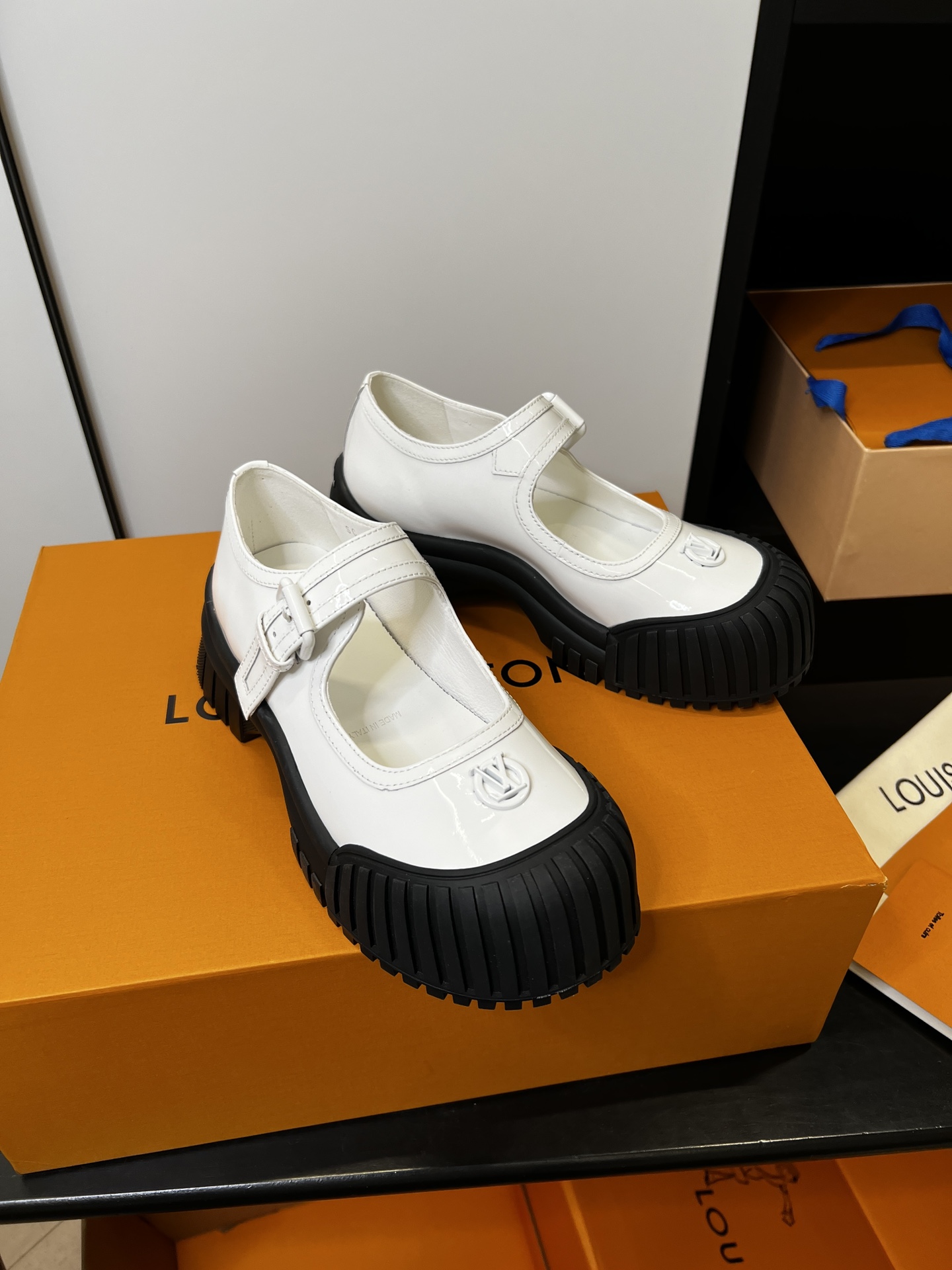 LV A貨白色厚底瑪莉珍鞋時尚女鞋韓系穿搭優雅氣質推薦｜歐美奢侈品精品推薦