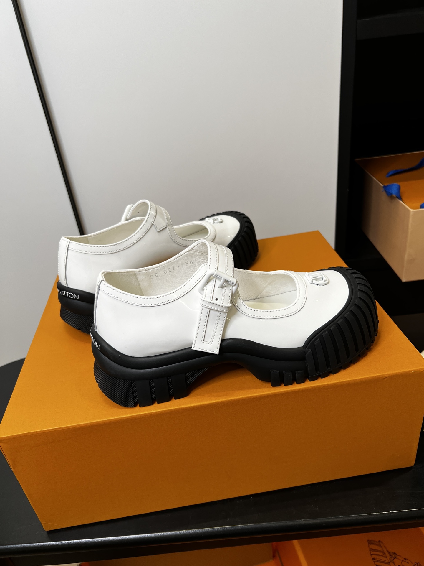 LV A貨白色厚底瑪莉珍鞋時尚女鞋韓系穿搭優雅氣質推薦｜歐美奢侈品精品推薦