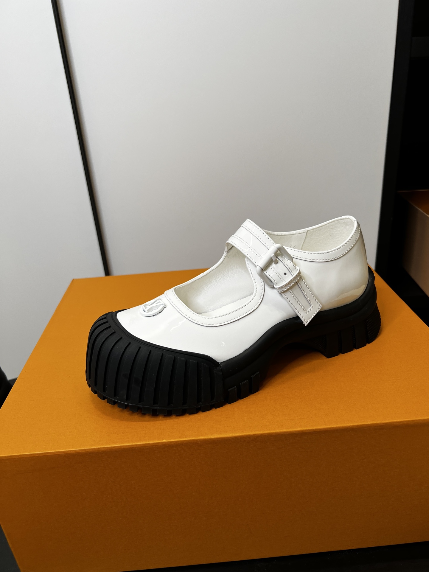 LV A貨白色厚底瑪莉珍鞋時尚女鞋韓系穿搭優雅氣質推薦｜歐美奢侈品精品推薦