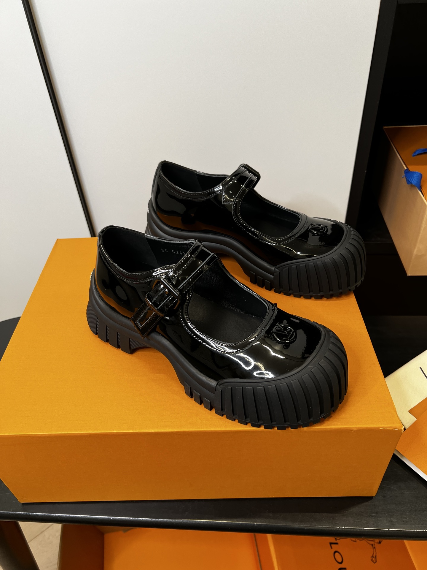 LV高仿黑色厚底瑪莉珍鞋女款時尚鞋履潮流穿搭必備款｜歐美奢侈品精品推薦