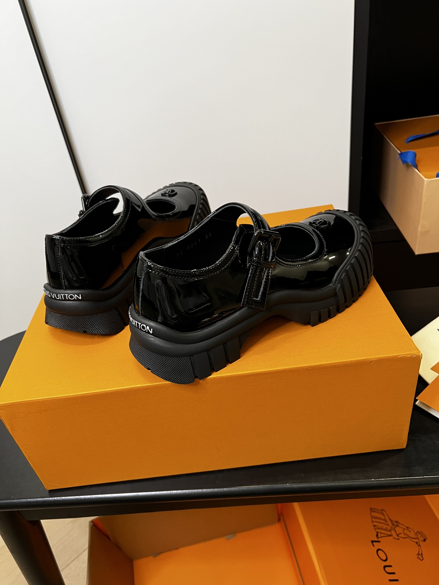 LV高仿黑色厚底瑪莉珍鞋女款時尚鞋履潮流穿搭必備款｜歐美奢侈品精品推薦